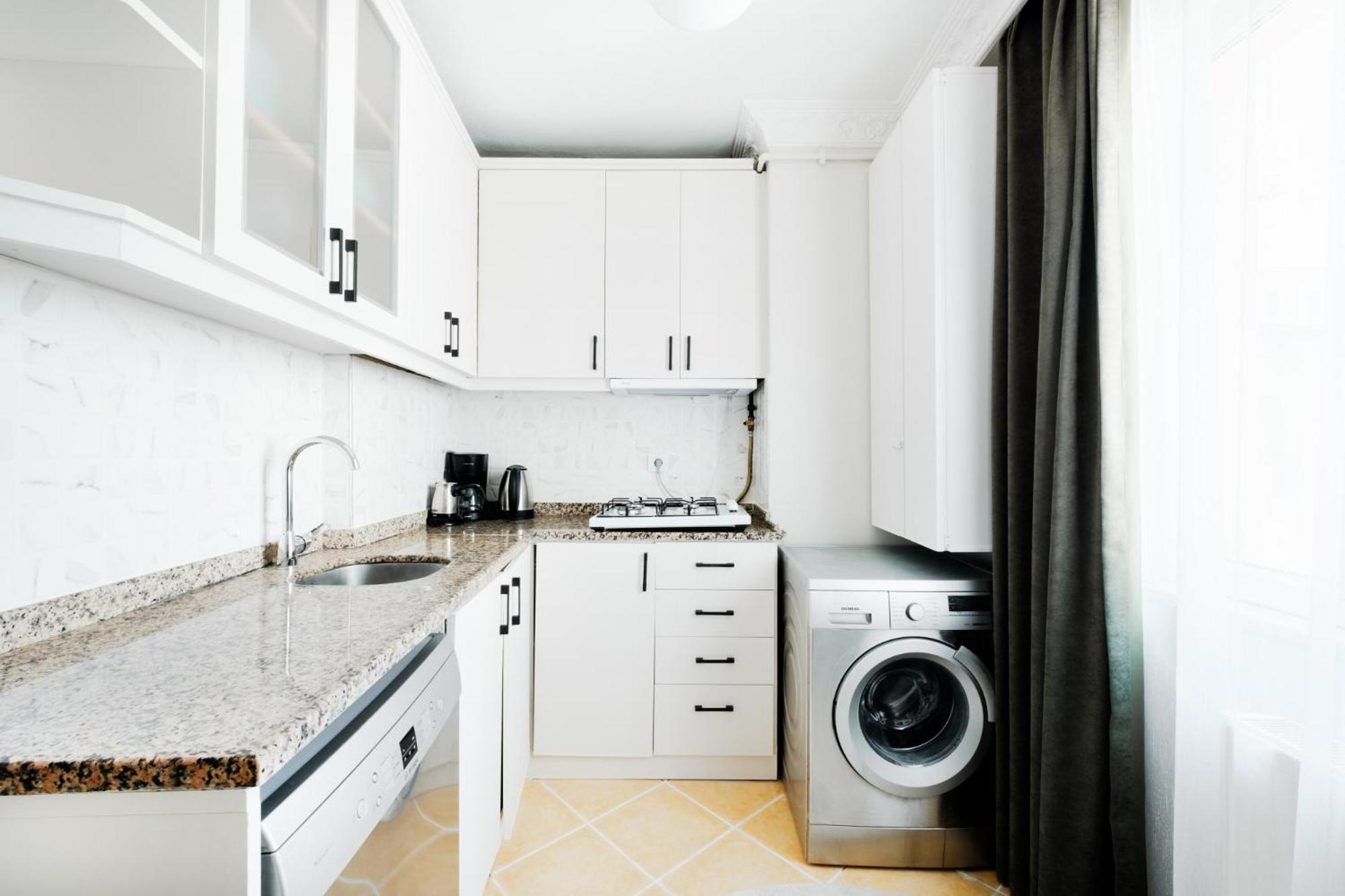 Flat w Balcony Near Taksim Square in Istiklal