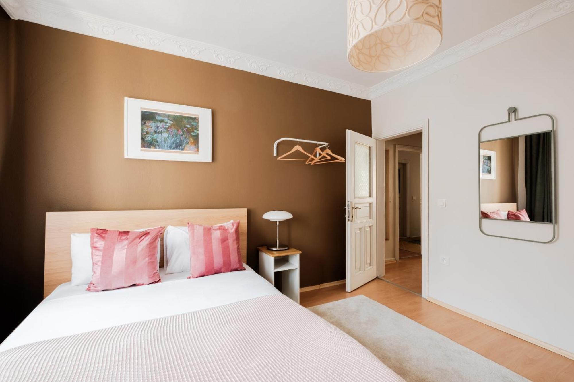 Flat w Balcony Near Taksim Square in Istiklal