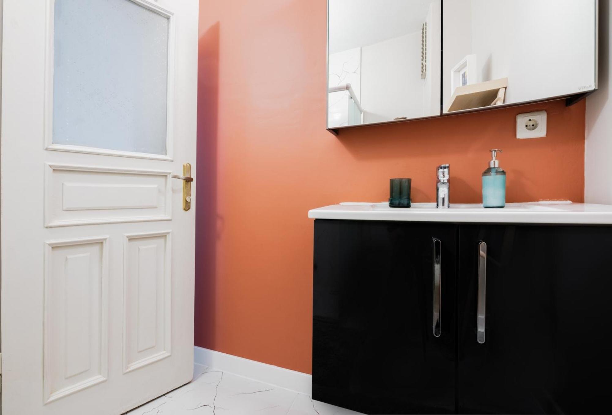 Flat w Balcony Near Taksim Square in Istiklal