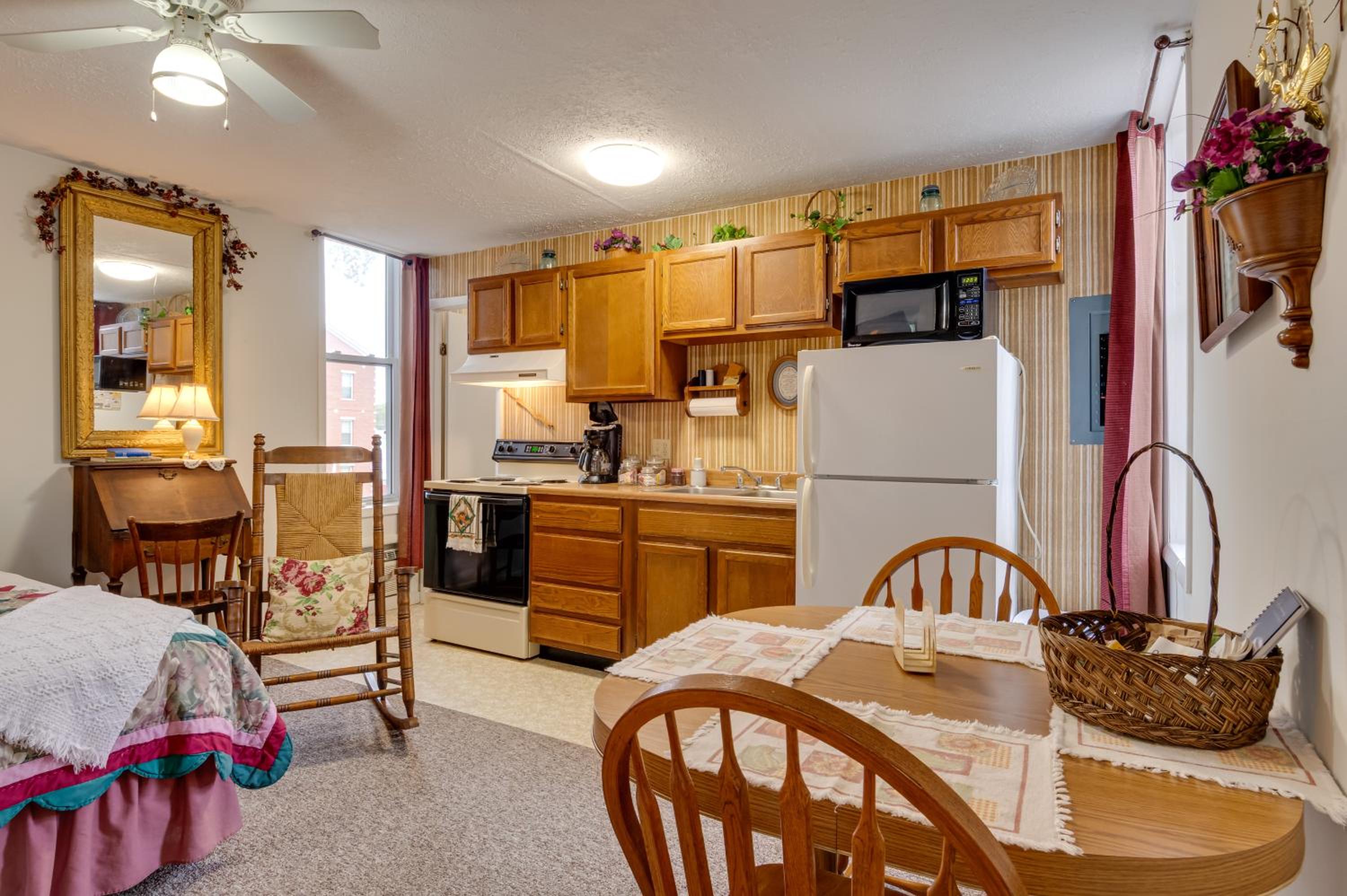 Walkable Dtwn Delphi Studio in Historic Building!