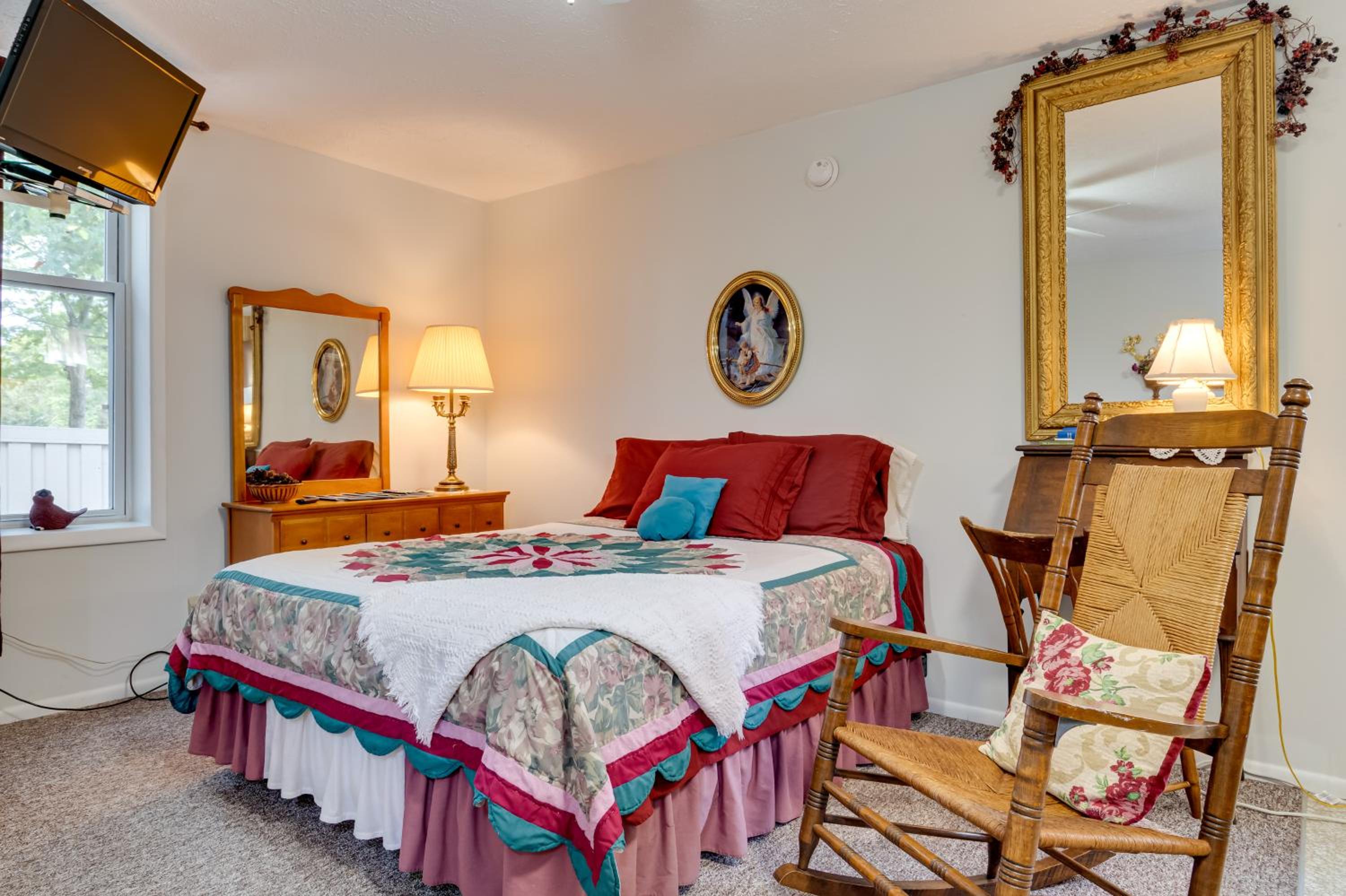 Walkable Dtwn Delphi Studio in Historic Building!