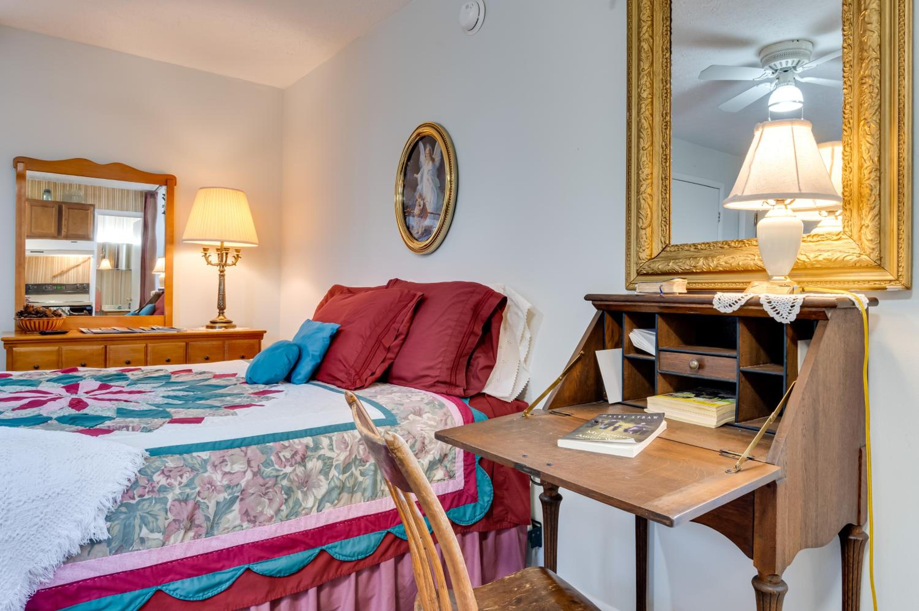 Walkable Dtwn Delphi Studio in Historic Building!