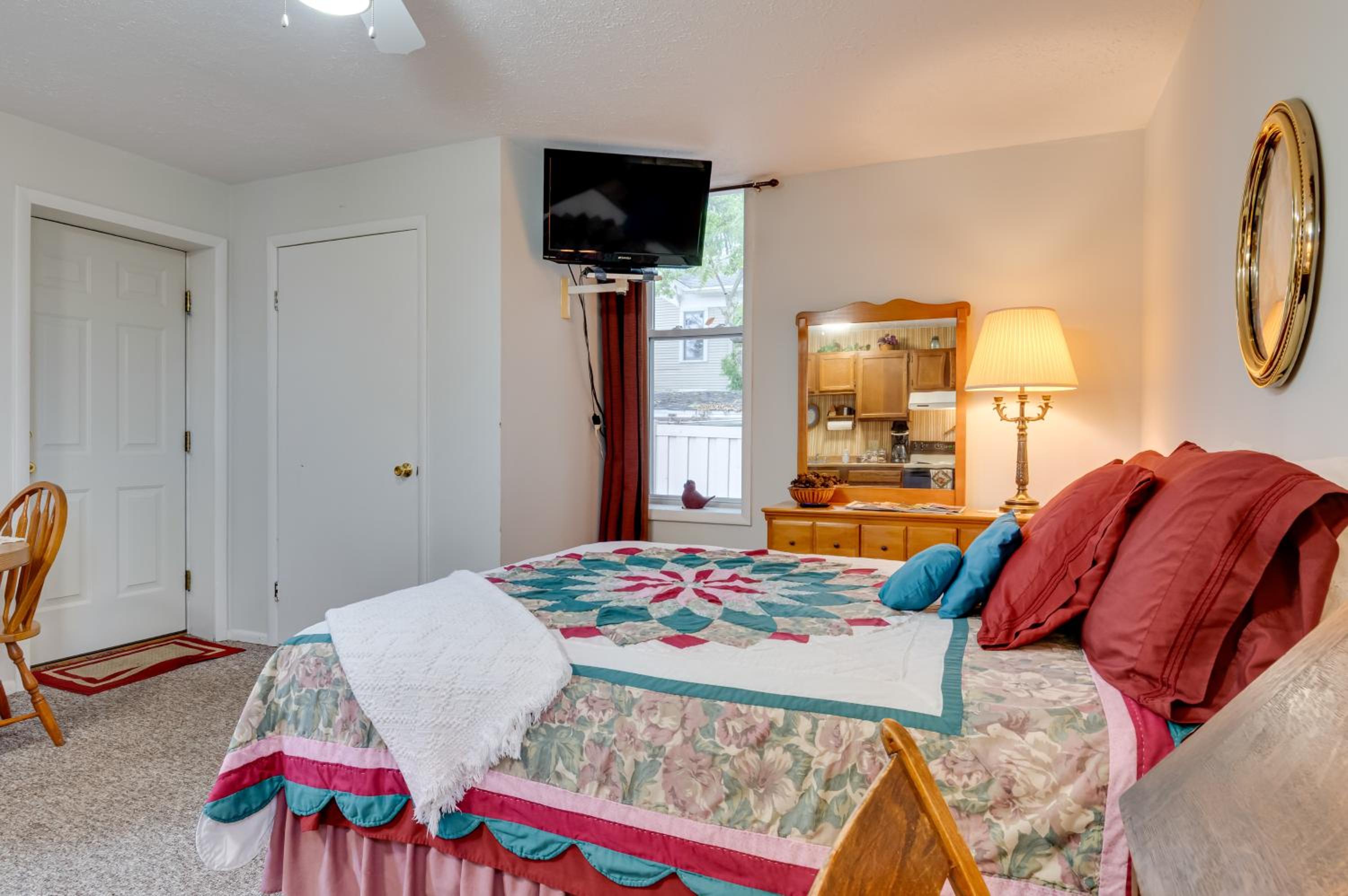 Walkable Dtwn Delphi Studio in Historic Building!