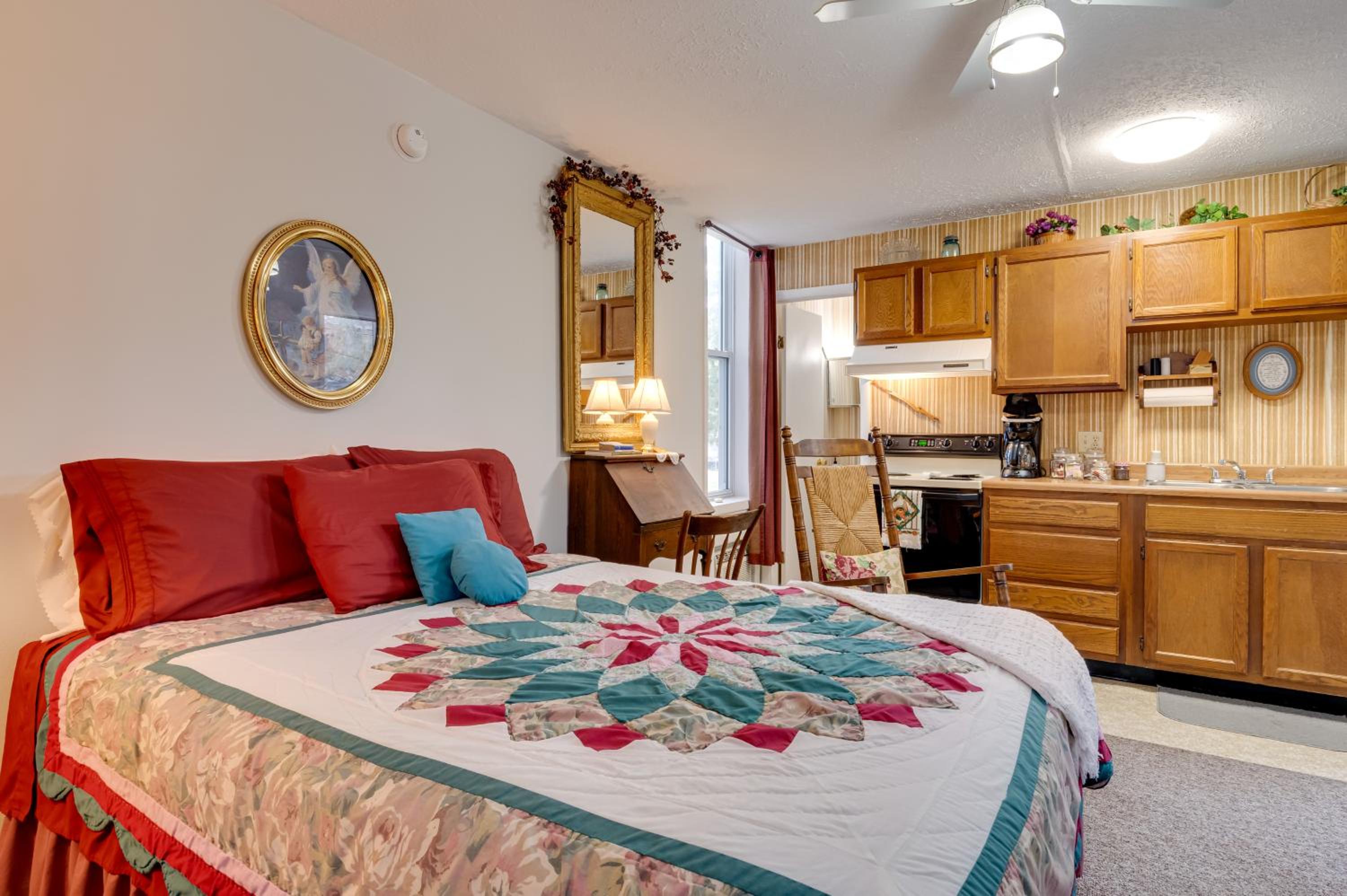 Walkable Dtwn Delphi Studio in Historic Building!