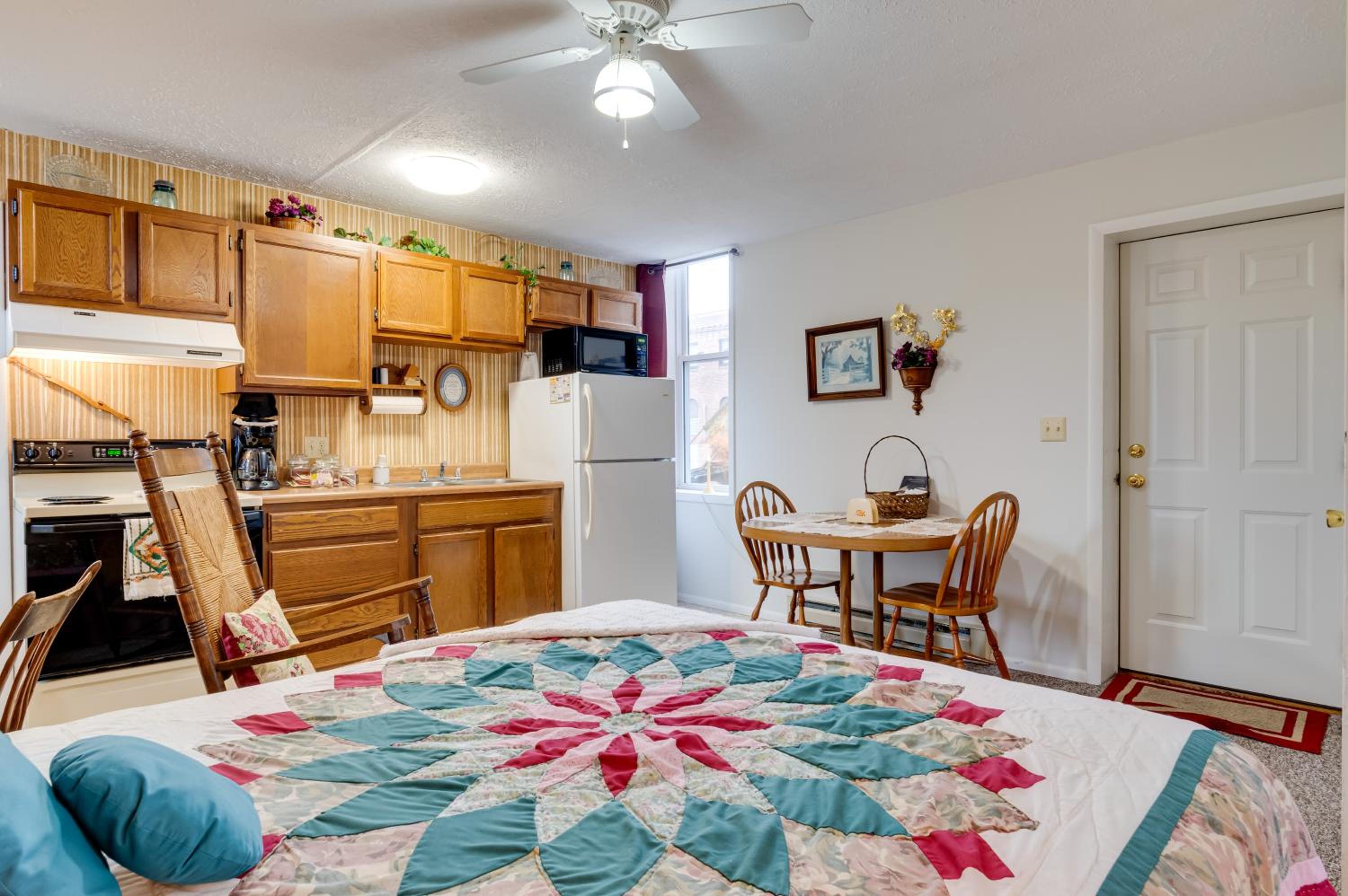 Walkable Dtwn Delphi Studio in Historic Building!