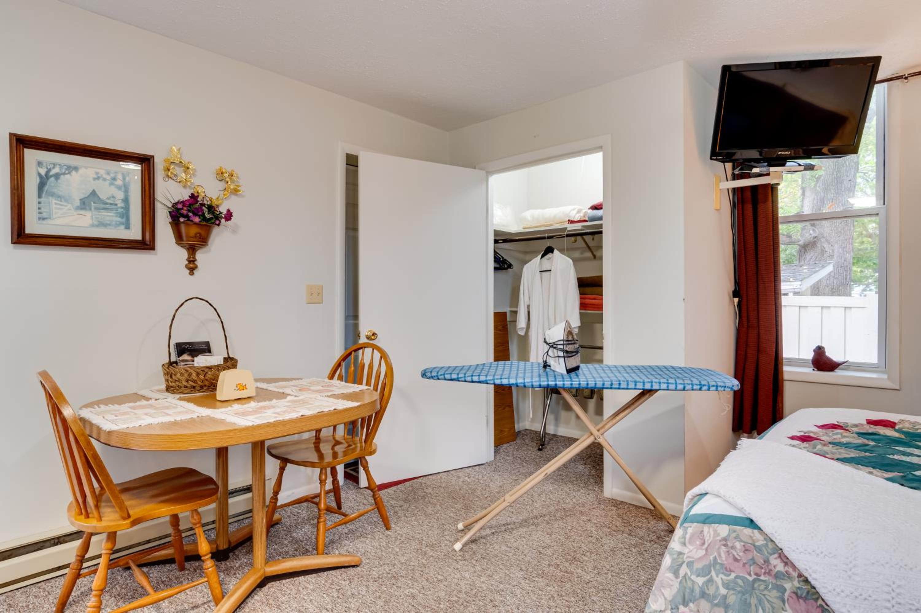 Walkable Dtwn Delphi Studio in Historic Building!