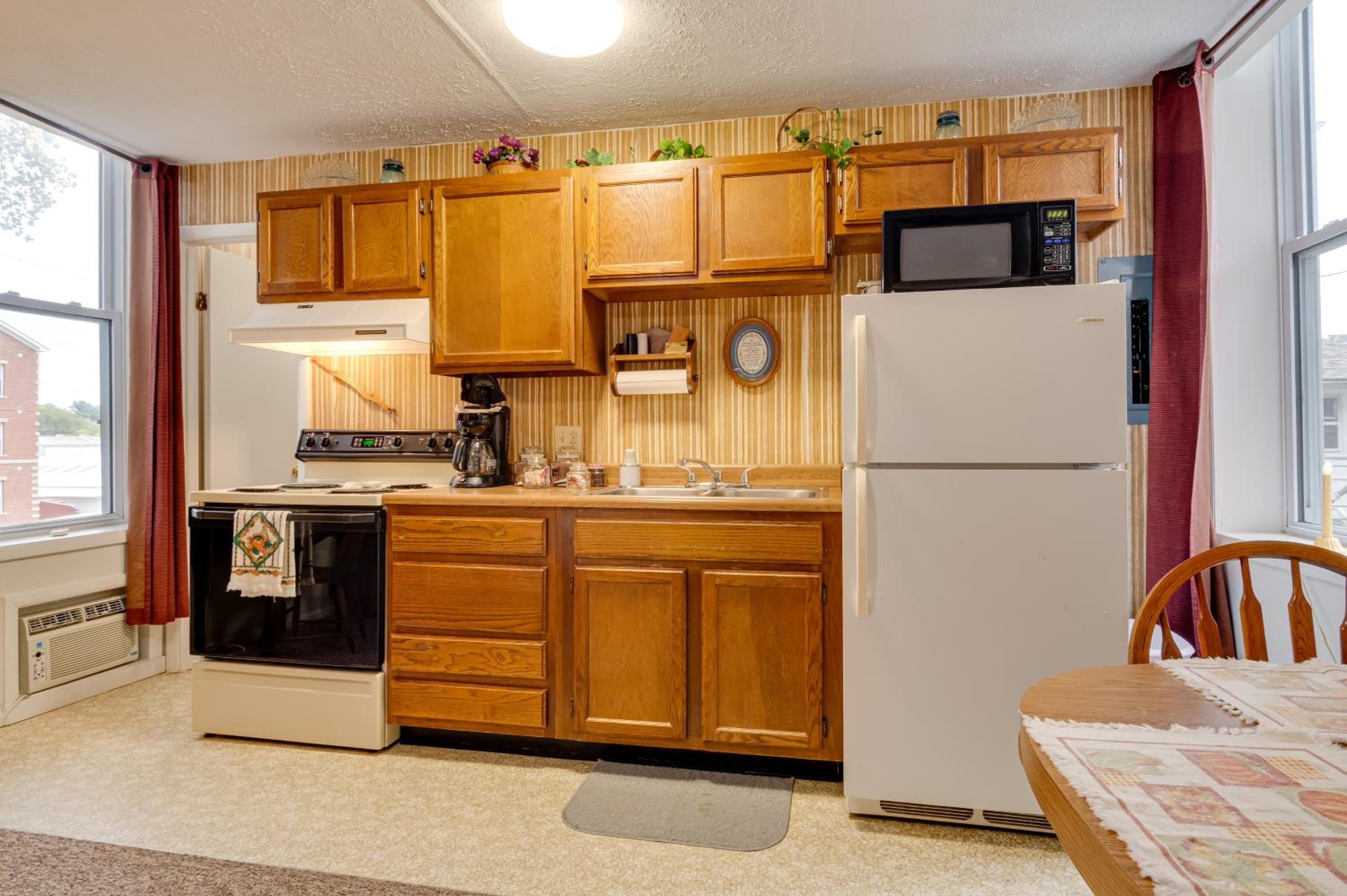 Walkable Dtwn Delphi Studio in Historic Building!