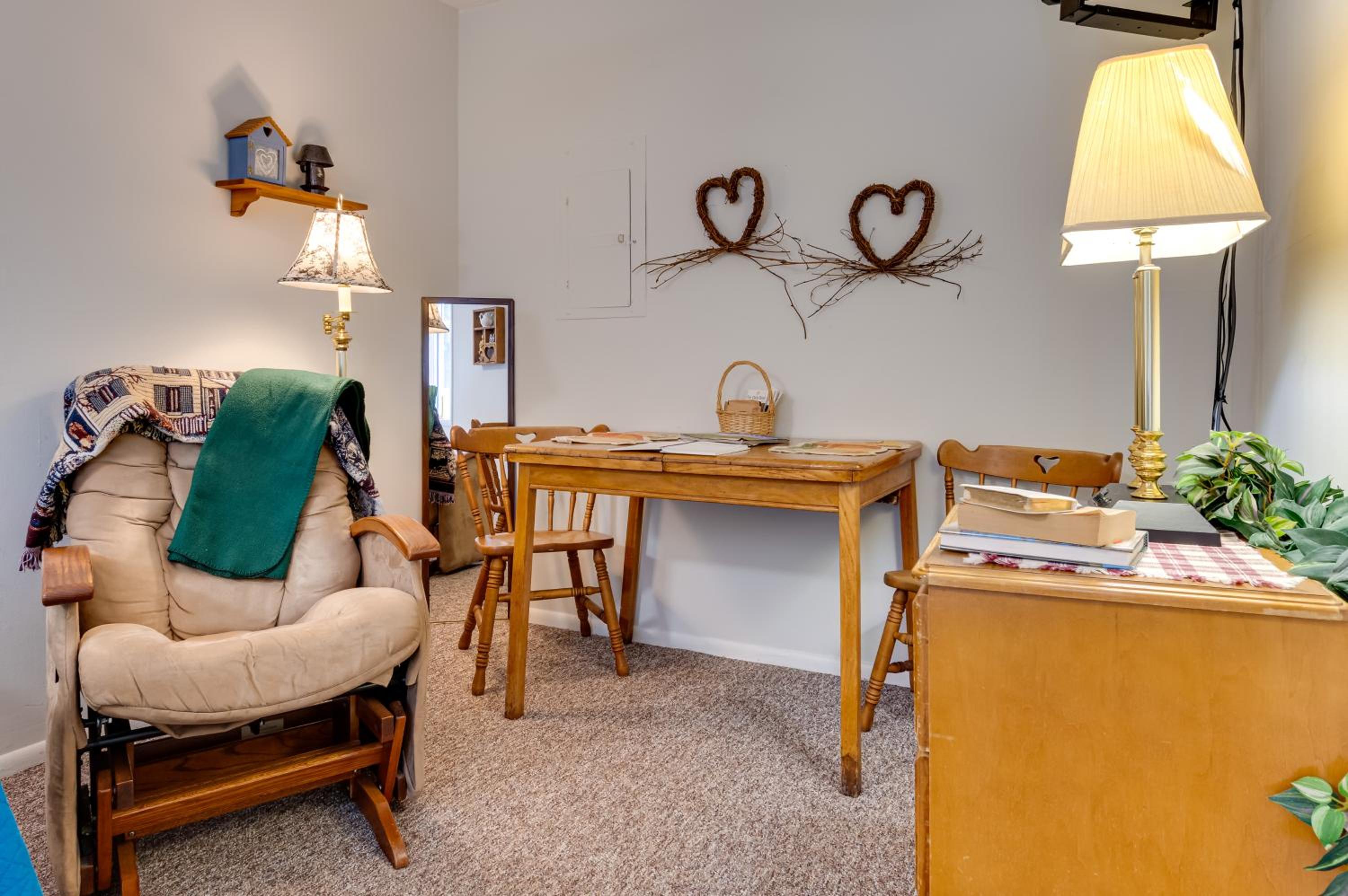 Walk to Main St and Creek Historic Delphi Studio
