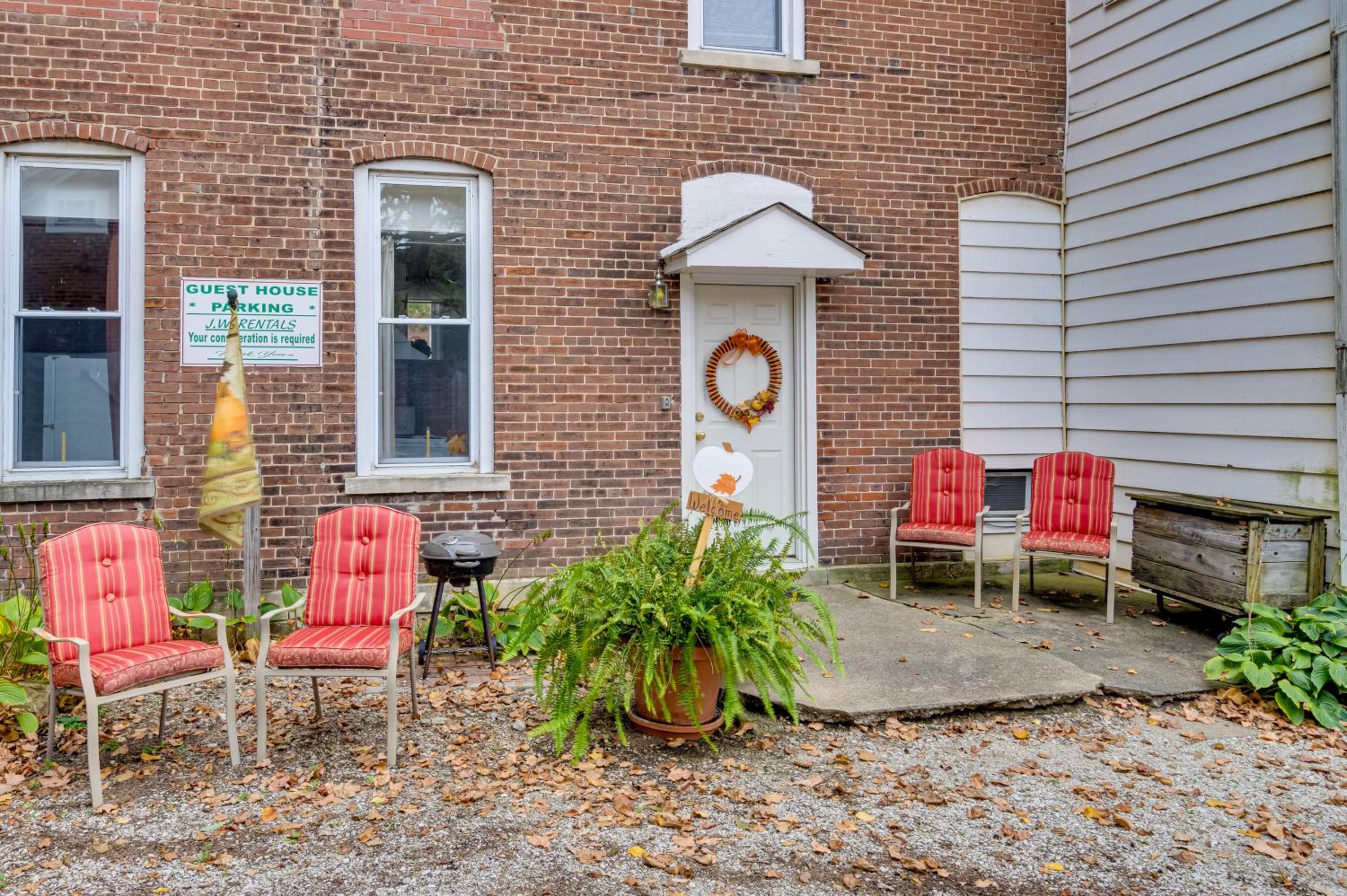 Walk to Main St and Creek Historic Delphi Studio