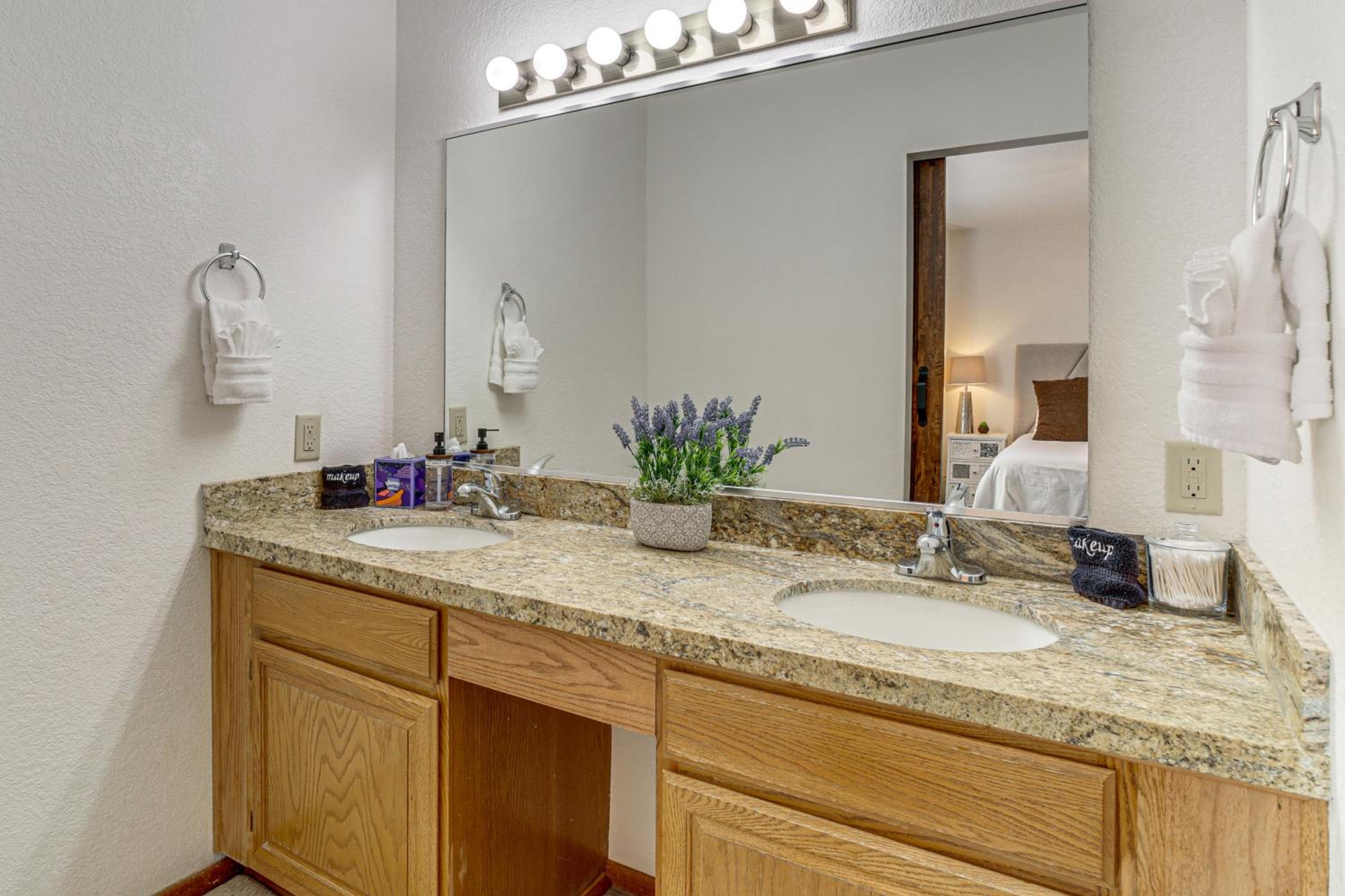 2 Mi to Uptown Sedona Home with Hot Tub and Fire Pit!