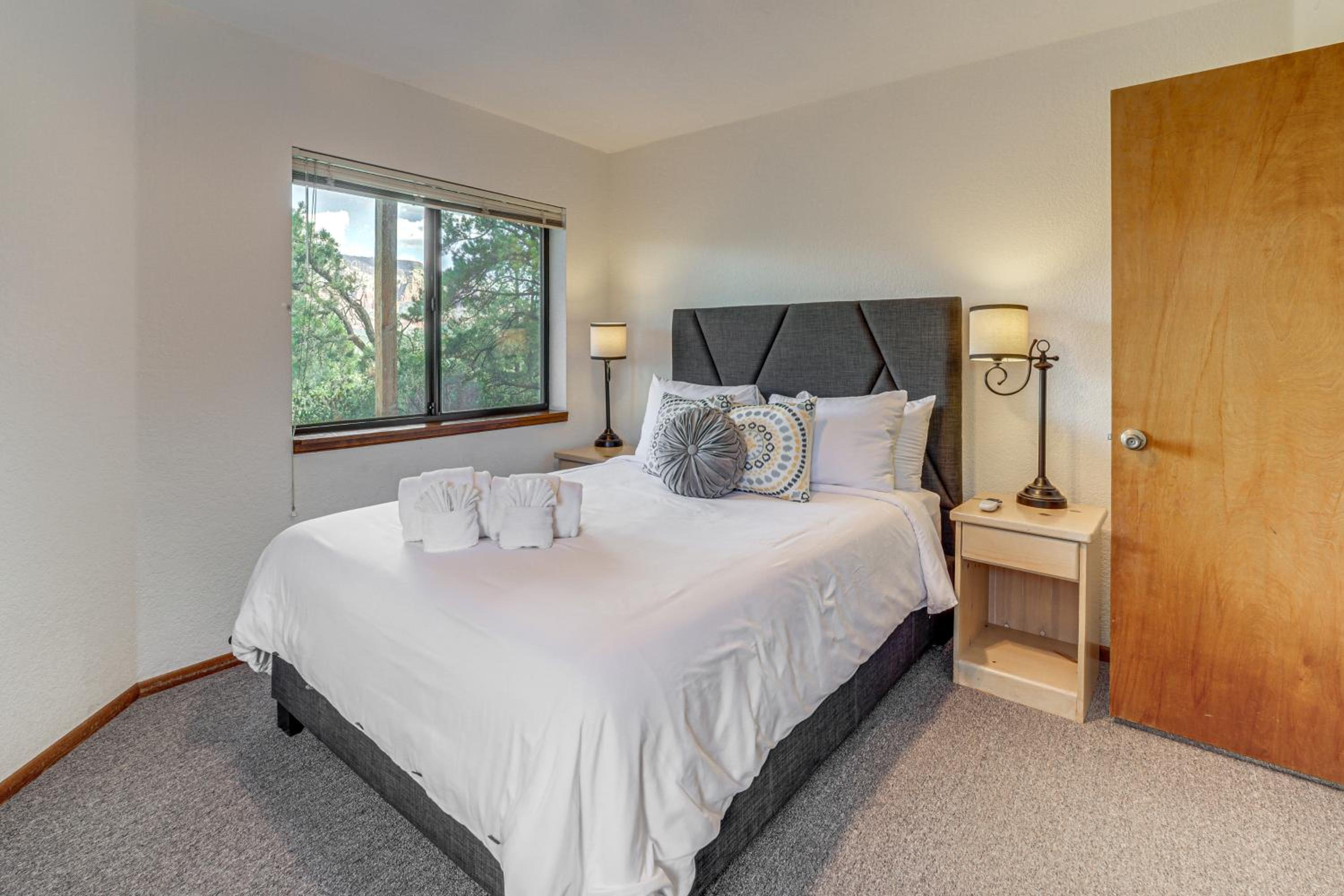 2 Mi to Uptown Sedona Home with Hot Tub and Fire Pit!