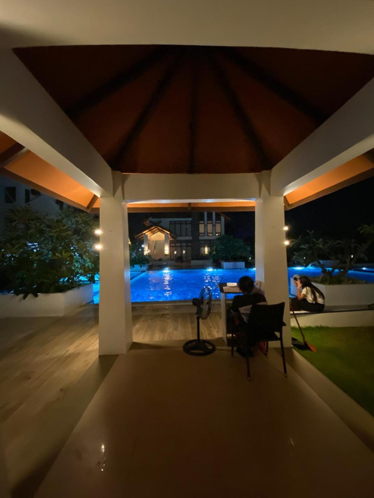 Seven-Eleven Inn 1BR Condo - Royal Oceancrest Mactan