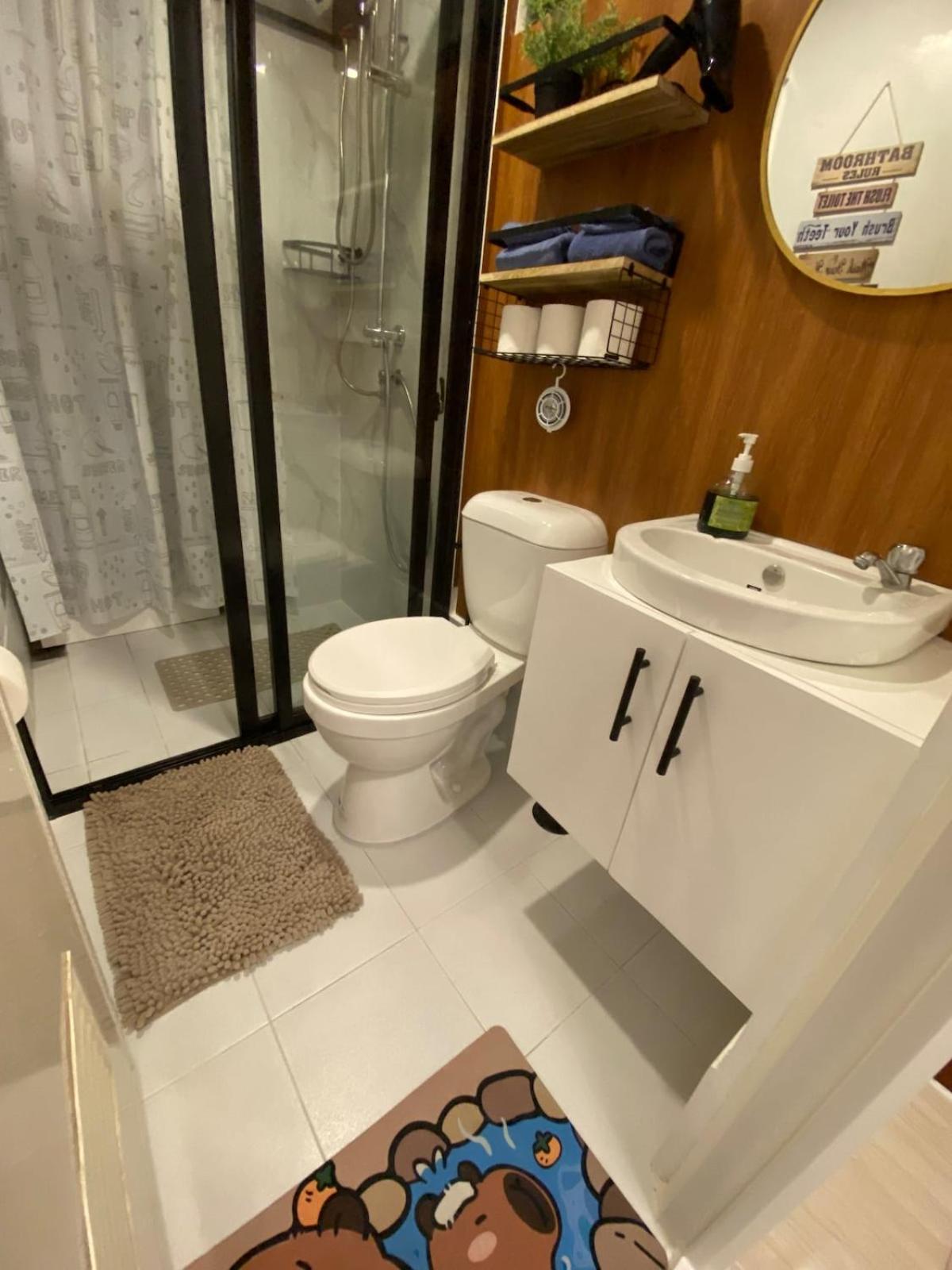 Seven-Eleven Inn 1BR Condo - Royal Oceancrest Mactan
