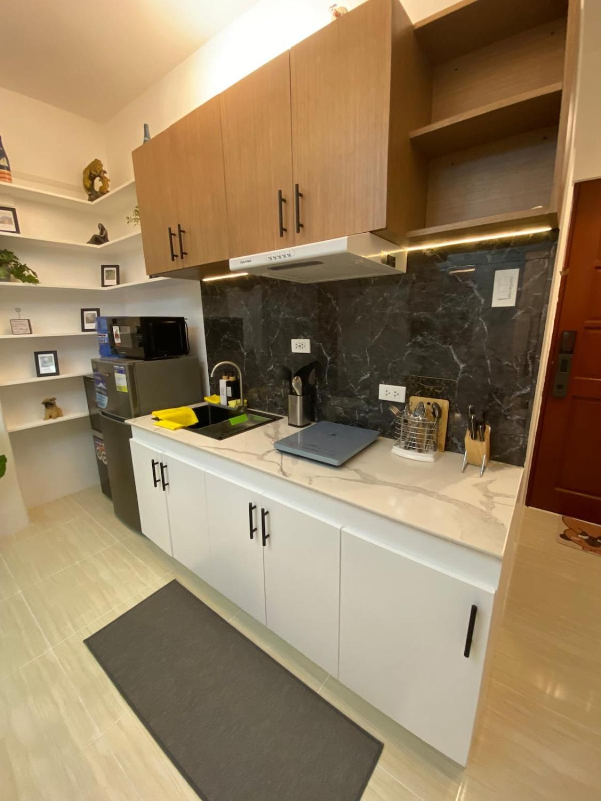 Seven-Eleven Inn 1BR Condo - Royal Oceancrest Mactan