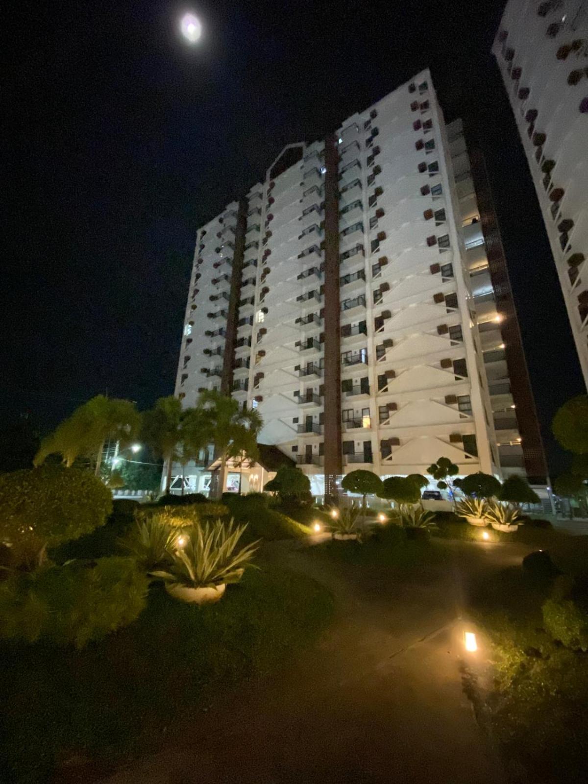 Seven-Eleven Inn 1BR Condo - Royal Oceancrest Mactan