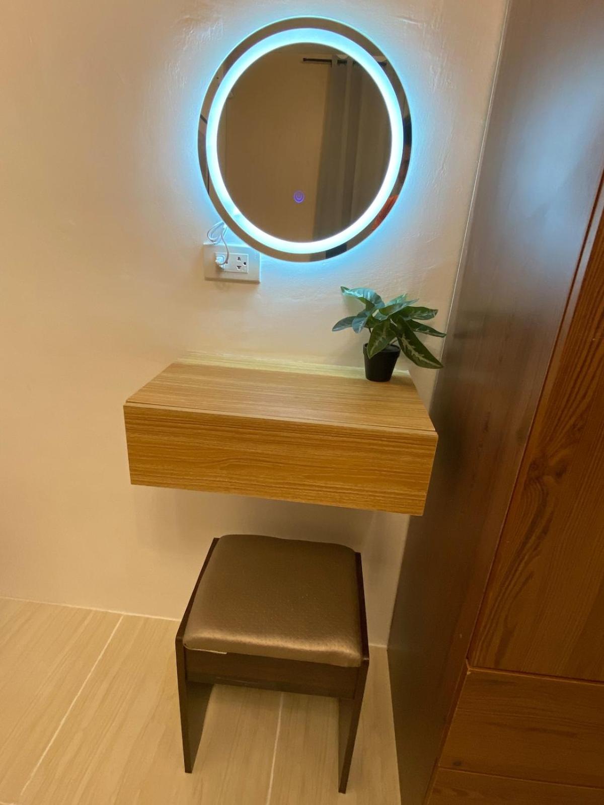 Seven-Eleven Inn 1BR Condo - Royal Oceancrest Mactan