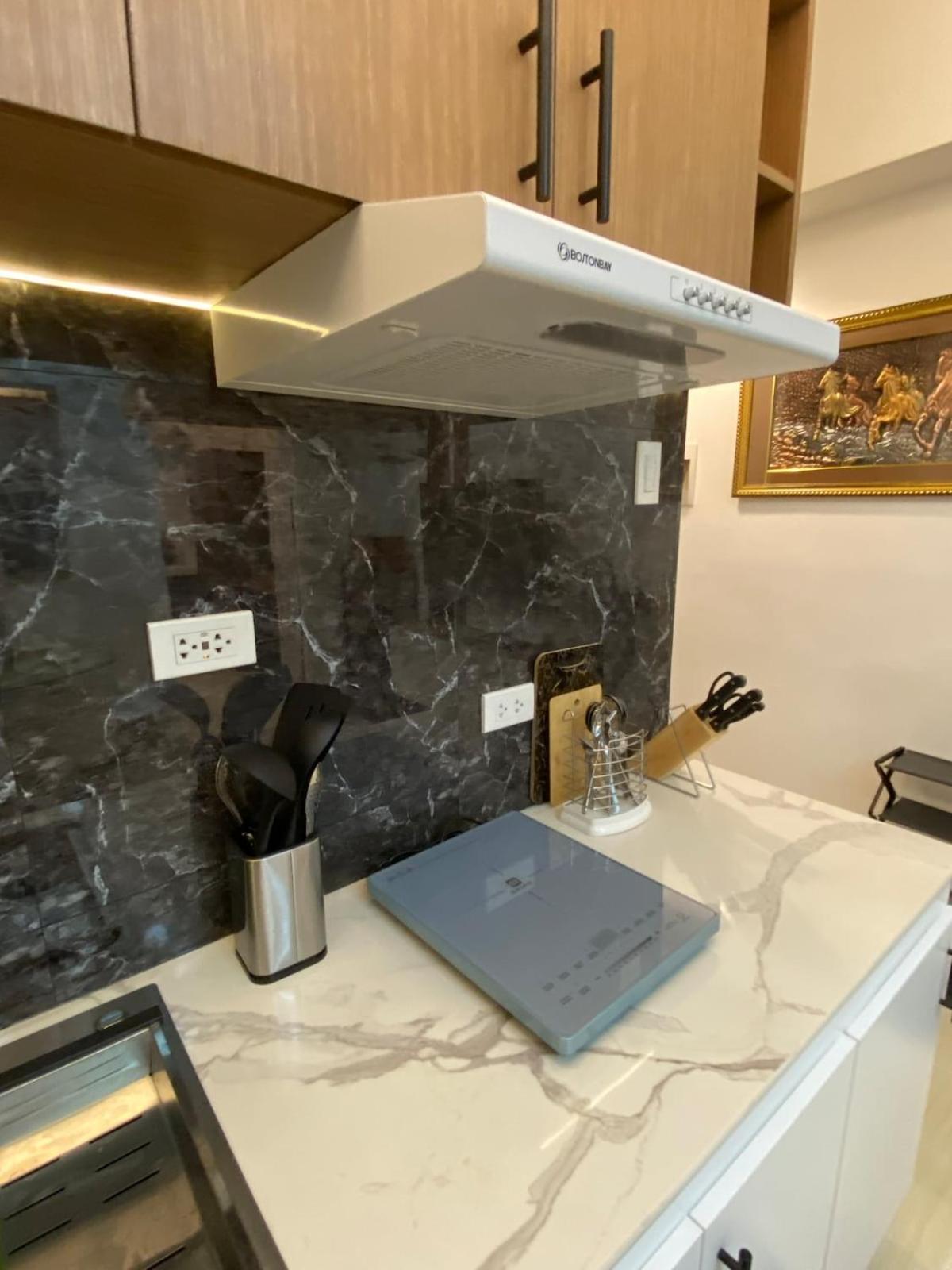 Seven-Eleven Inn 1BR Condo - Royal Oceancrest Mactan