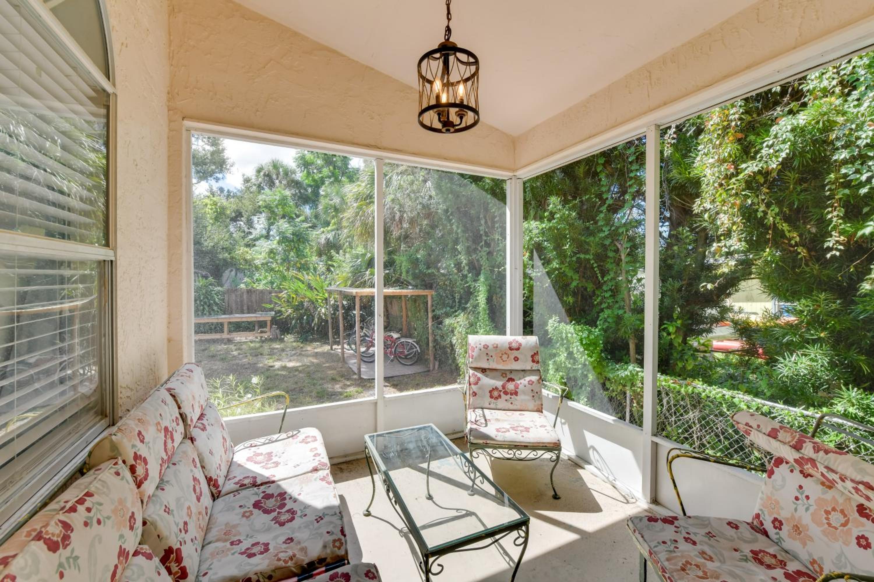 Couples Getaway Near Historic Downtown Venice!