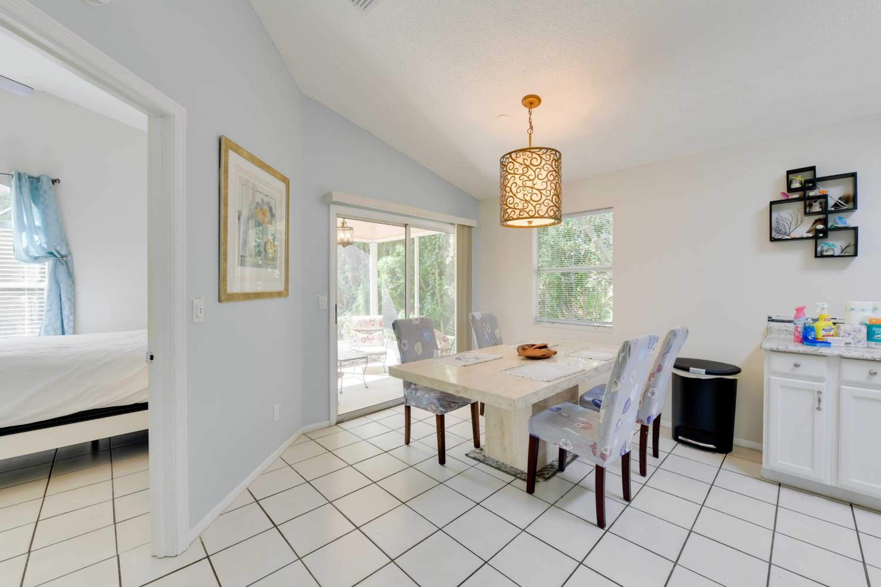 Couples Getaway Near Historic Downtown Venice!