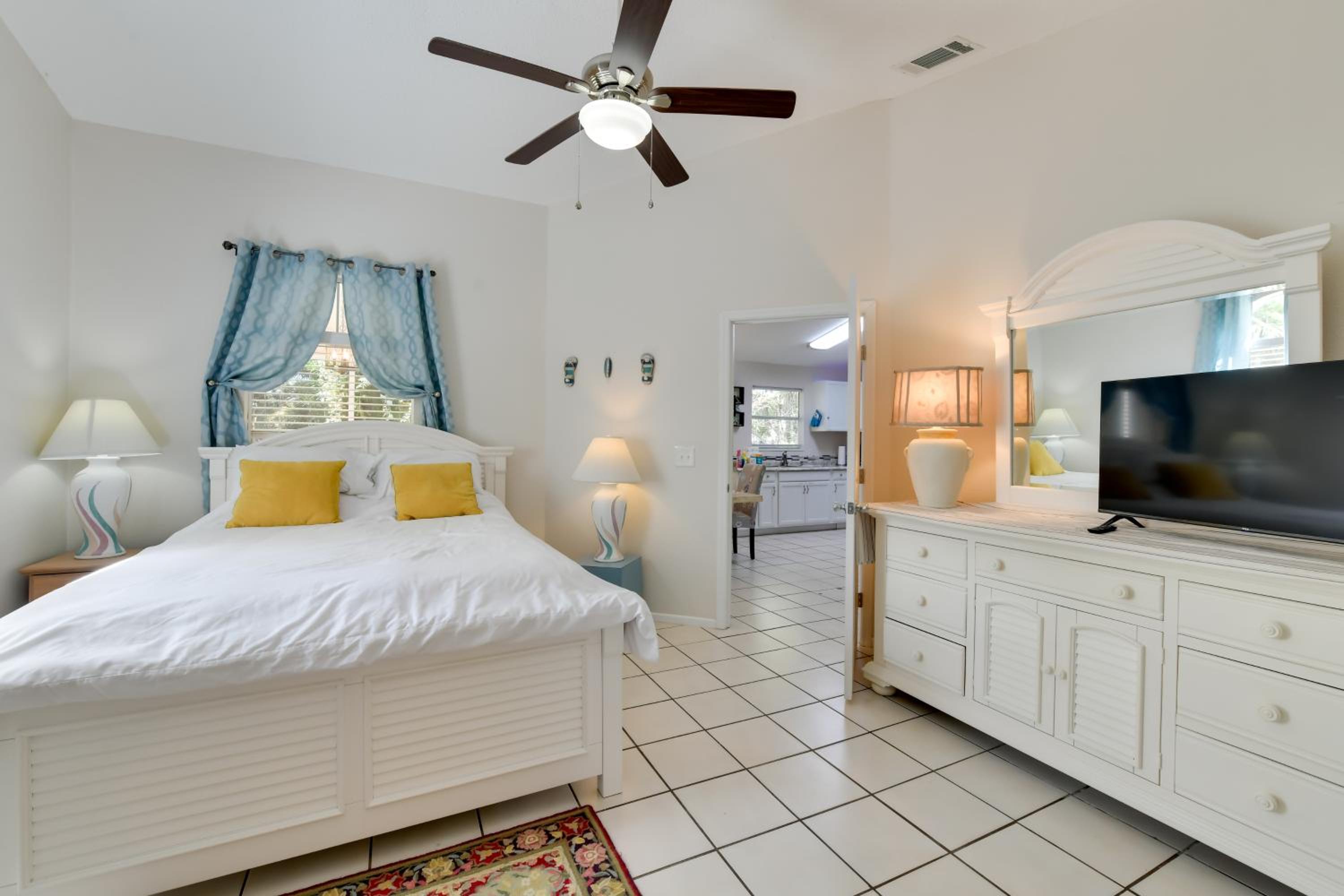 Couples Getaway Near Historic Downtown Venice!