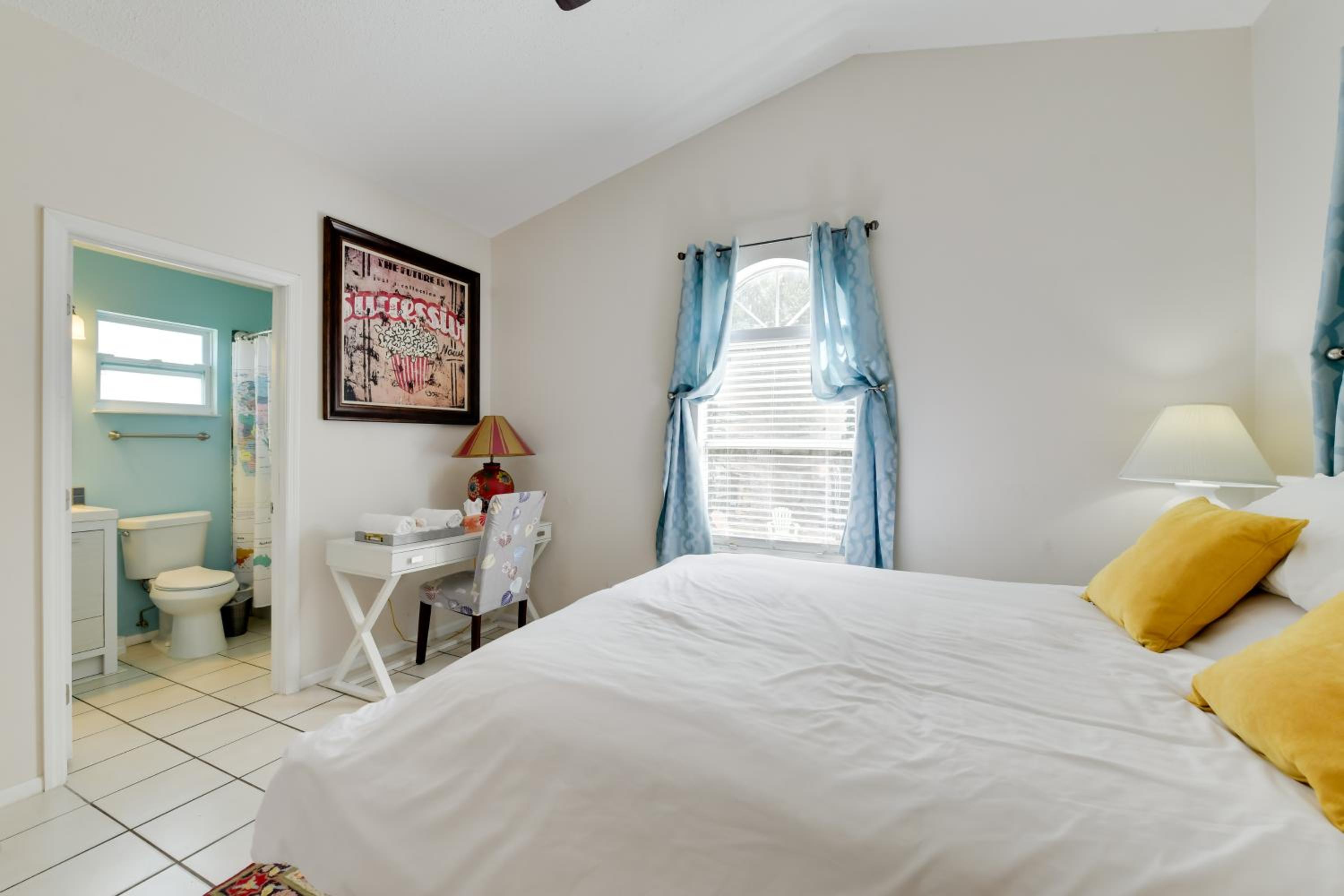 Couples Getaway Near Historic Downtown Venice!