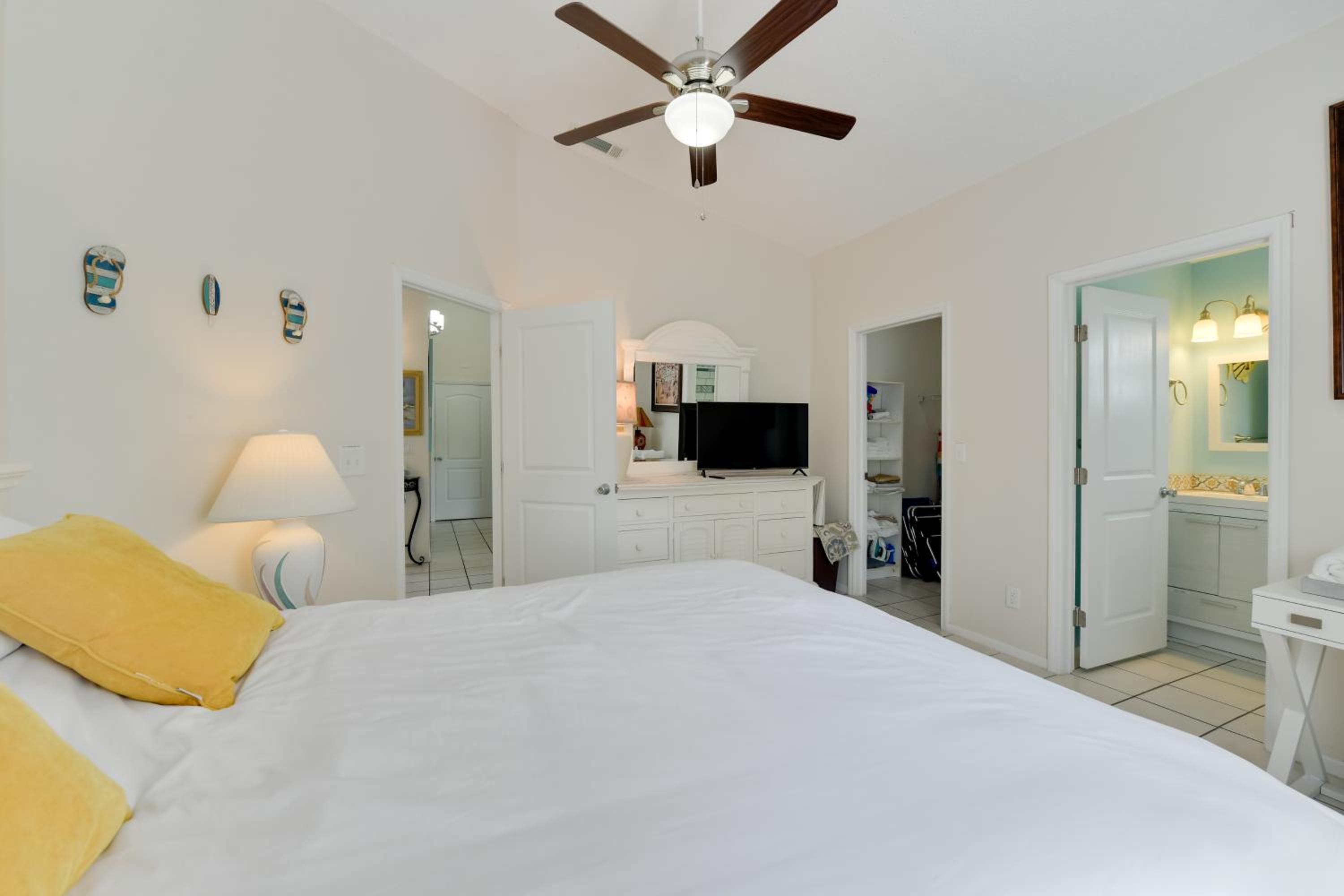 Couples Getaway Near Historic Downtown Venice!