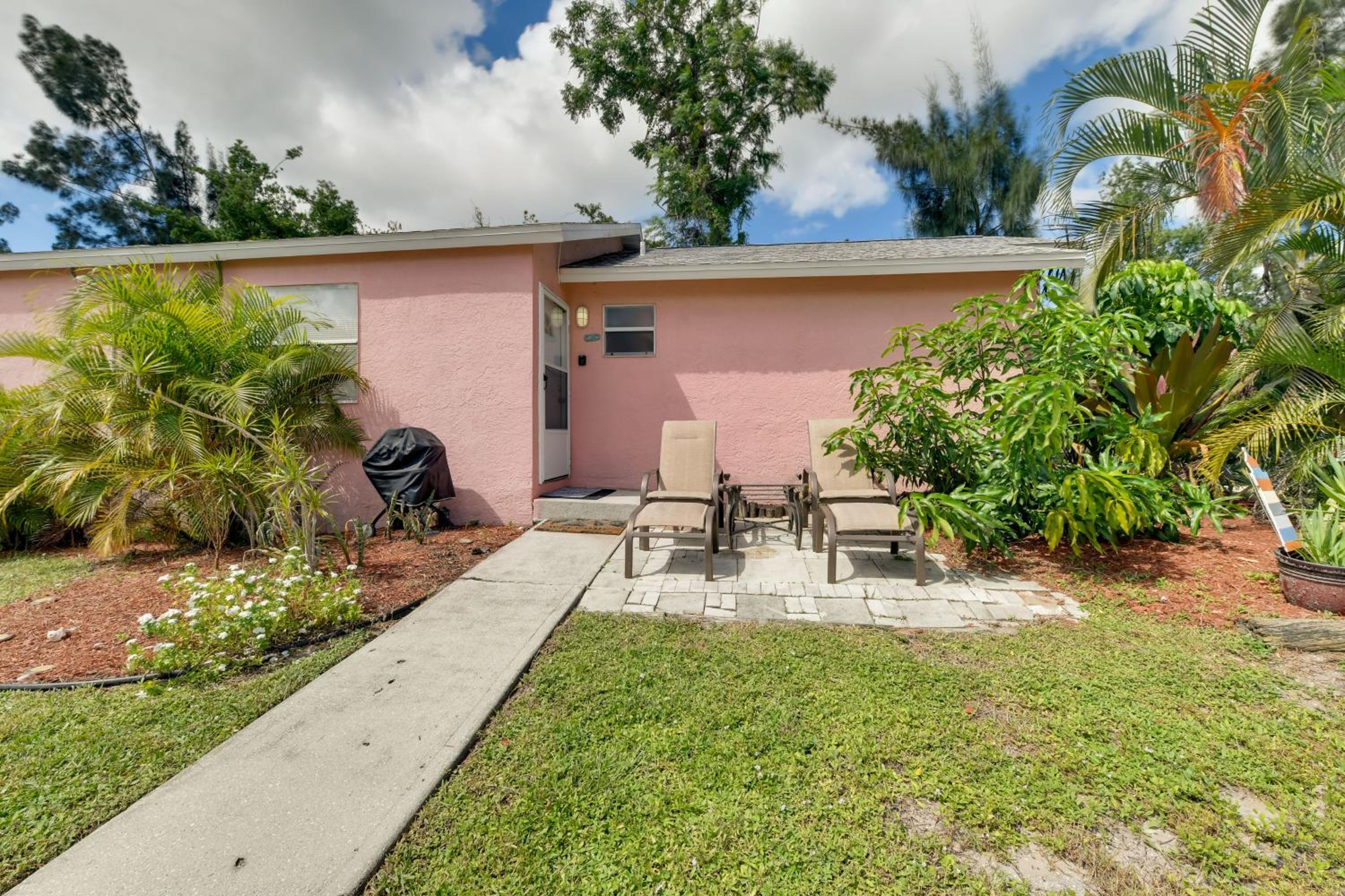 Couples Getaway Near Historic Downtown Venice!