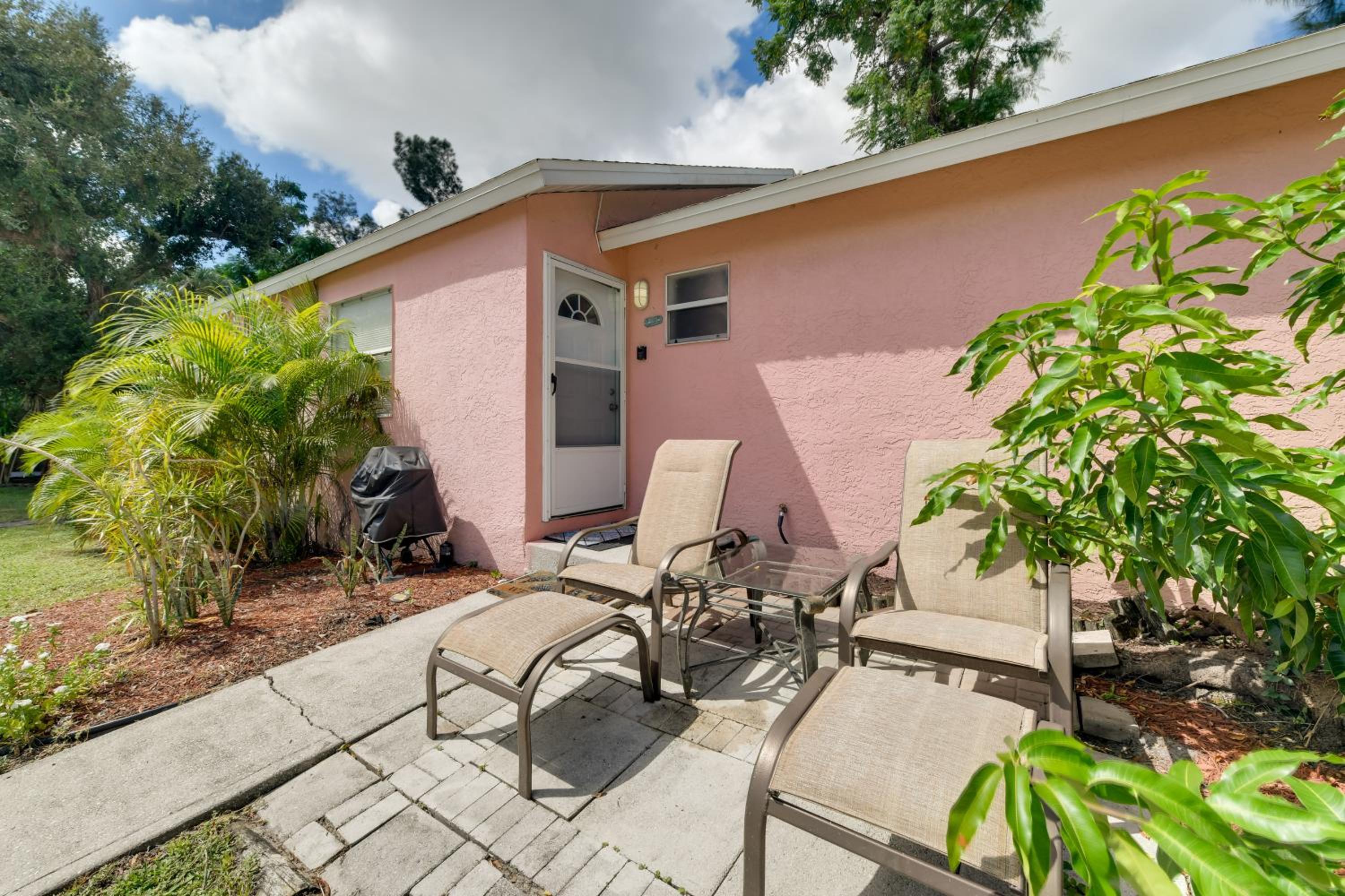 Couples Getaway Near Historic Downtown Venice!