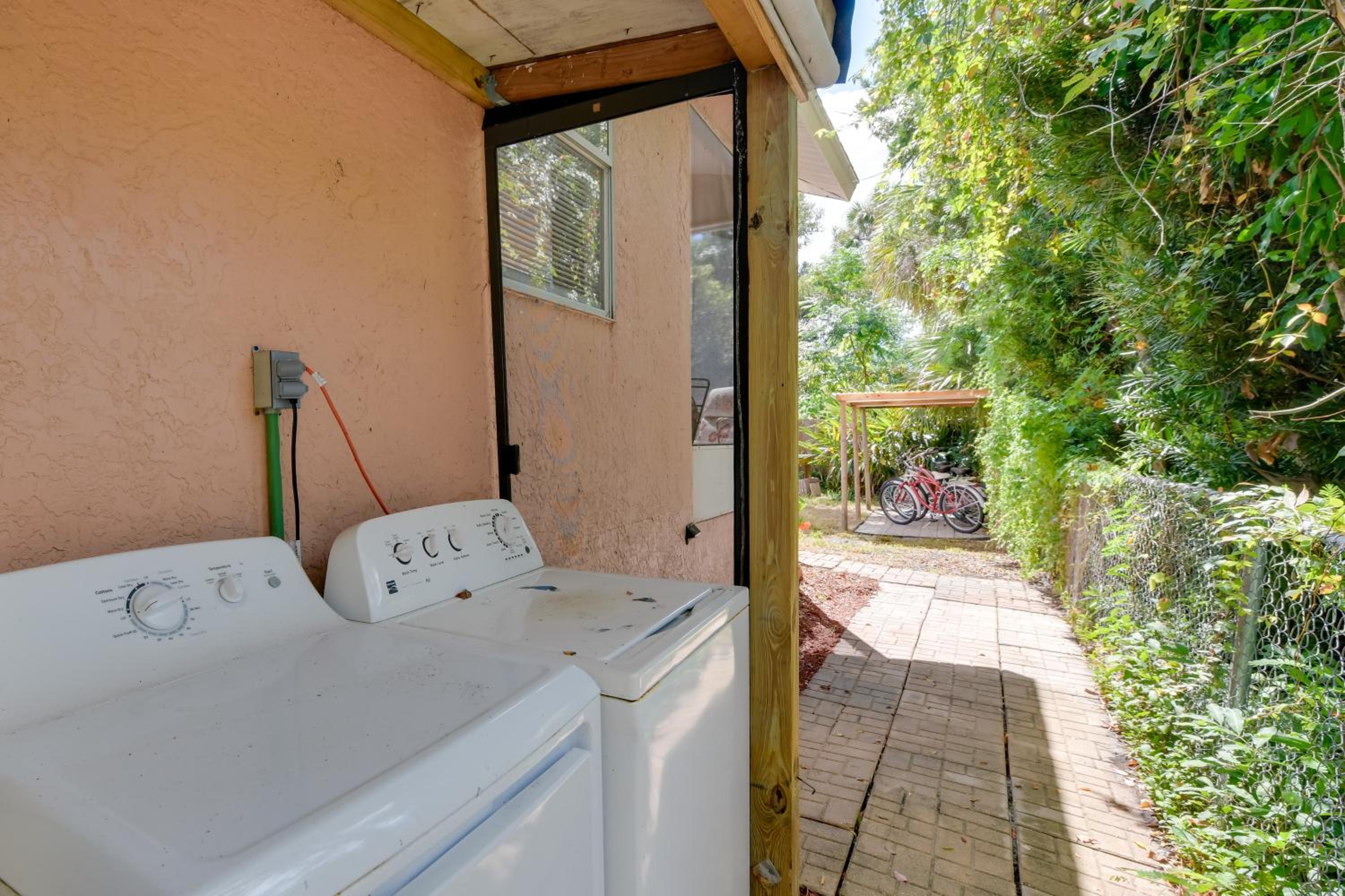 Couples Getaway Near Historic Downtown Venice!