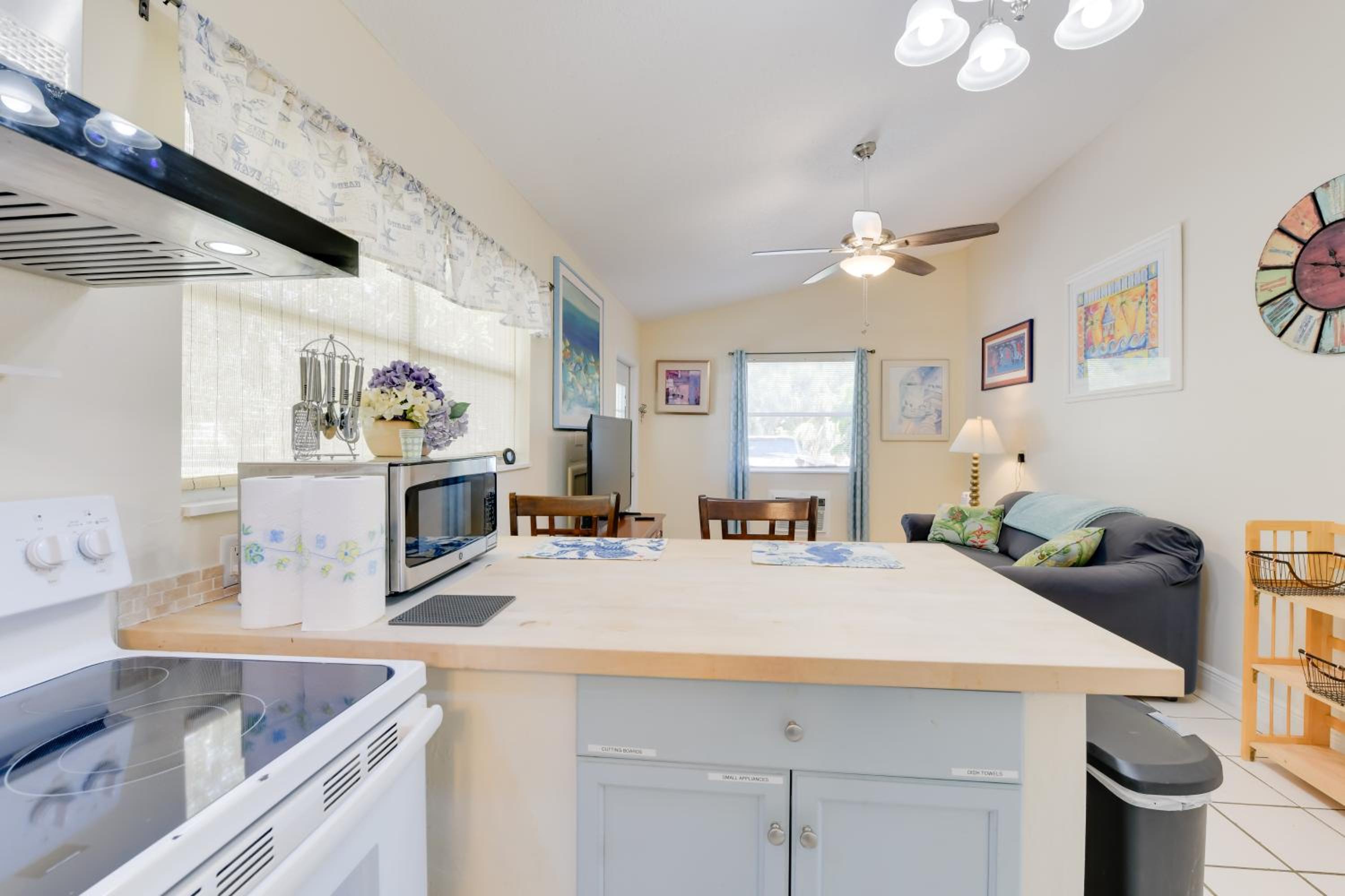 Less Than 1 Mi to Nokomis Beach Tranquil Couples Retreat