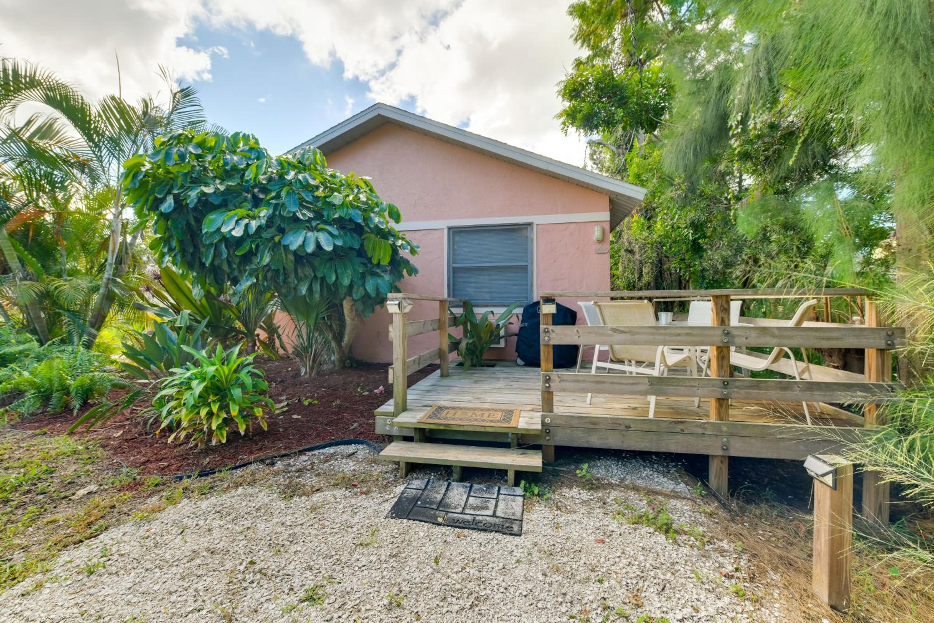 Less Than 1 Mi to Nokomis Beach Tranquil Couples Retreat