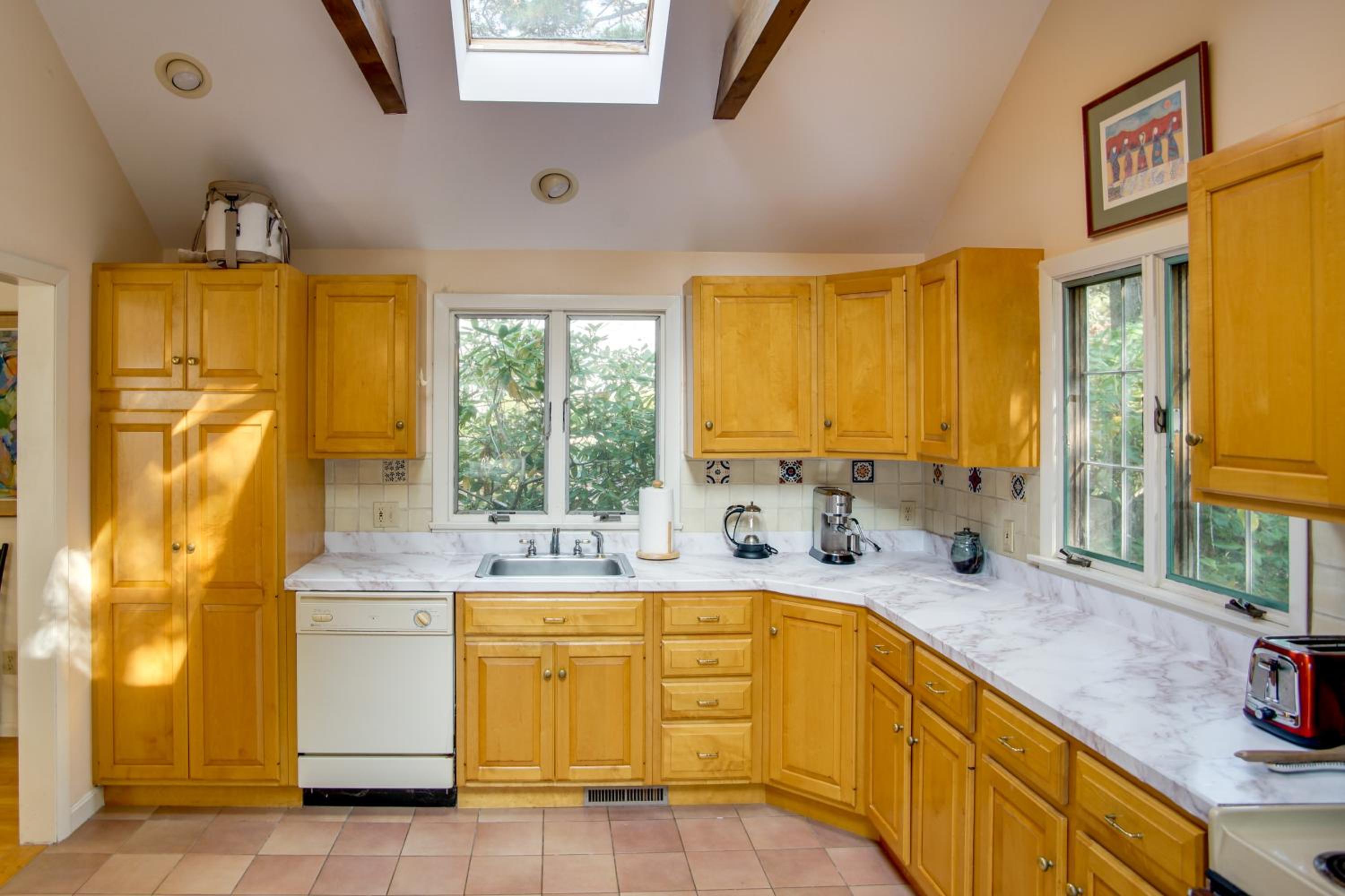 4,200 Sq Ft Mid-Cape Cottage with Furnished Deck!