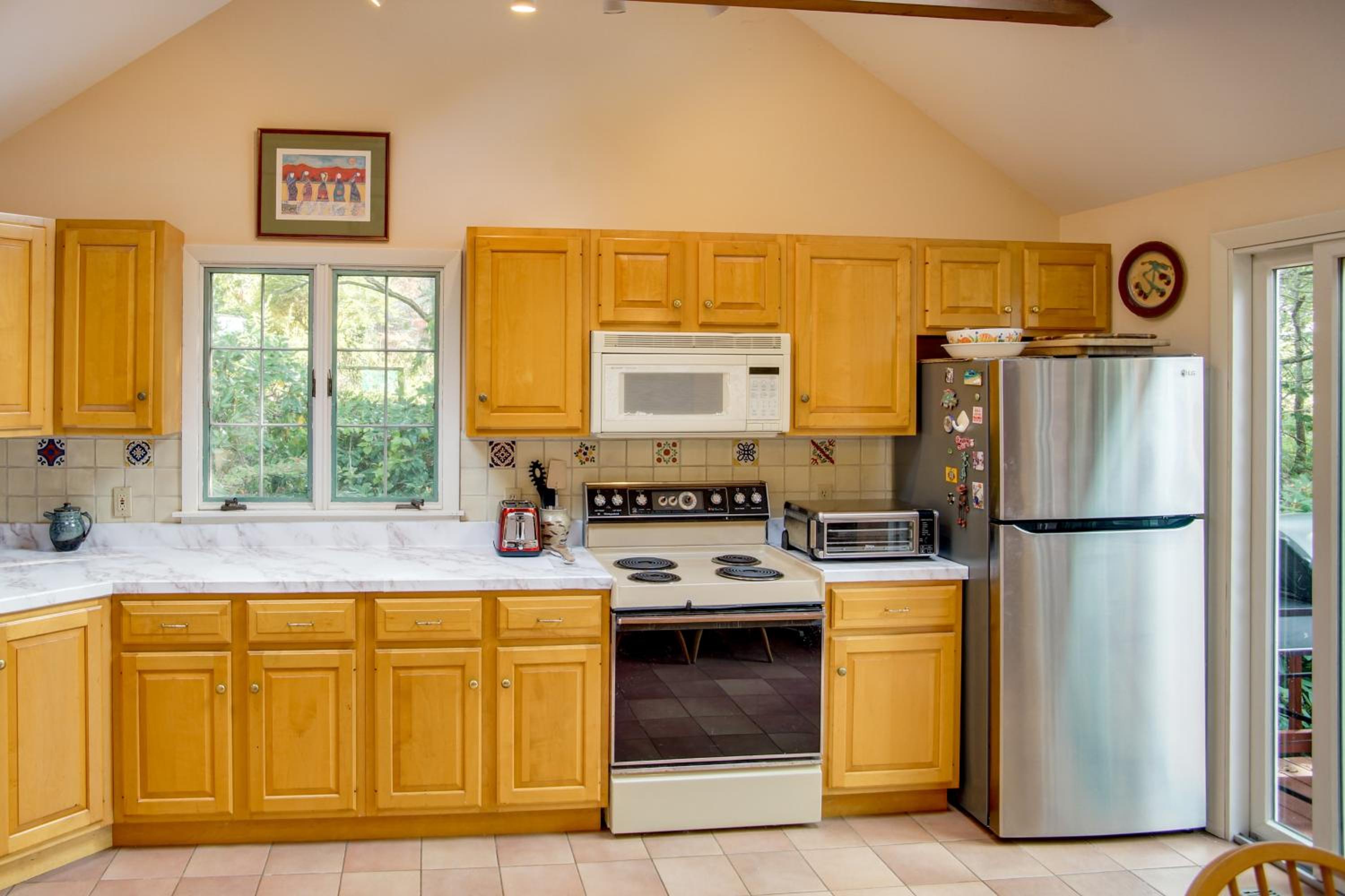 4,200 Sq Ft Mid-Cape Cottage with Furnished Deck!