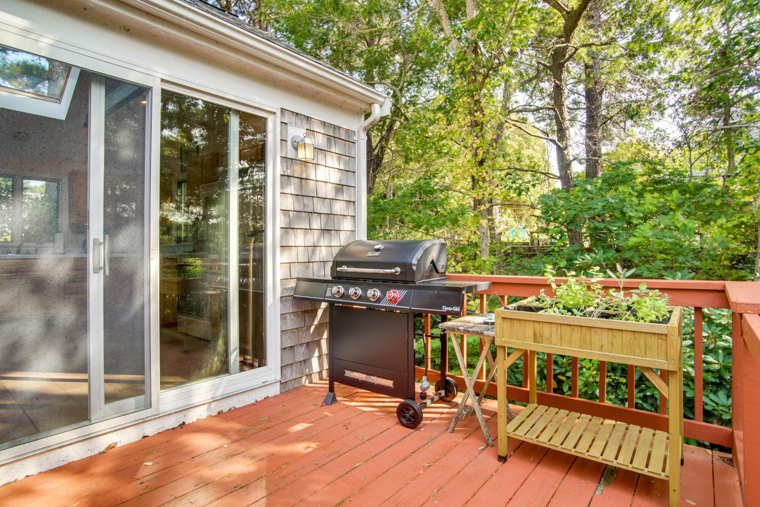 4,200 Sq Ft Mid-Cape Cottage with Furnished Deck!