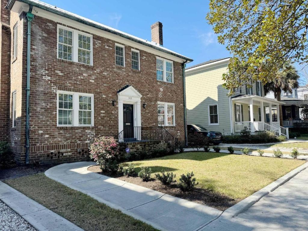 Classy 3-Story Downtown Apt - Great Location