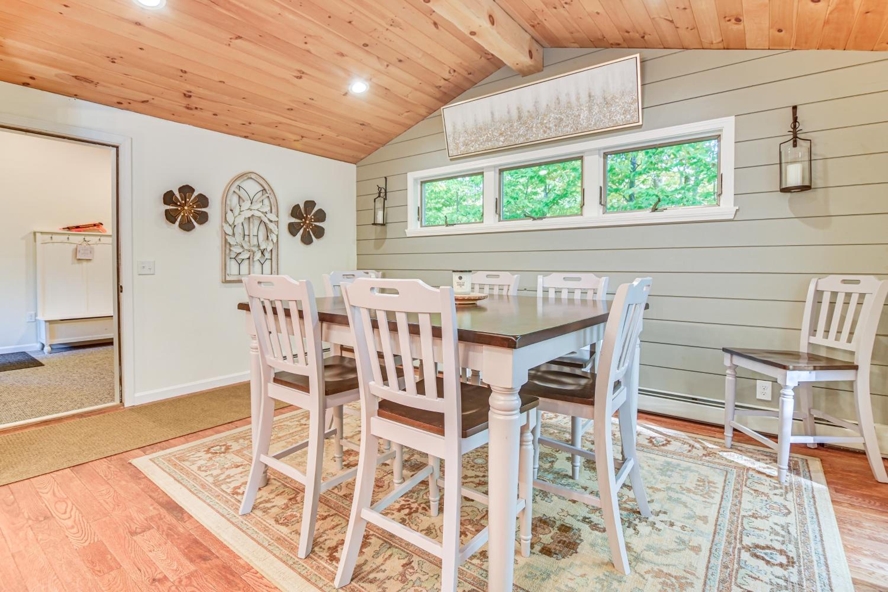 Hike, Leaf-Peep, Ski Hideaway with Private Hot Tub!