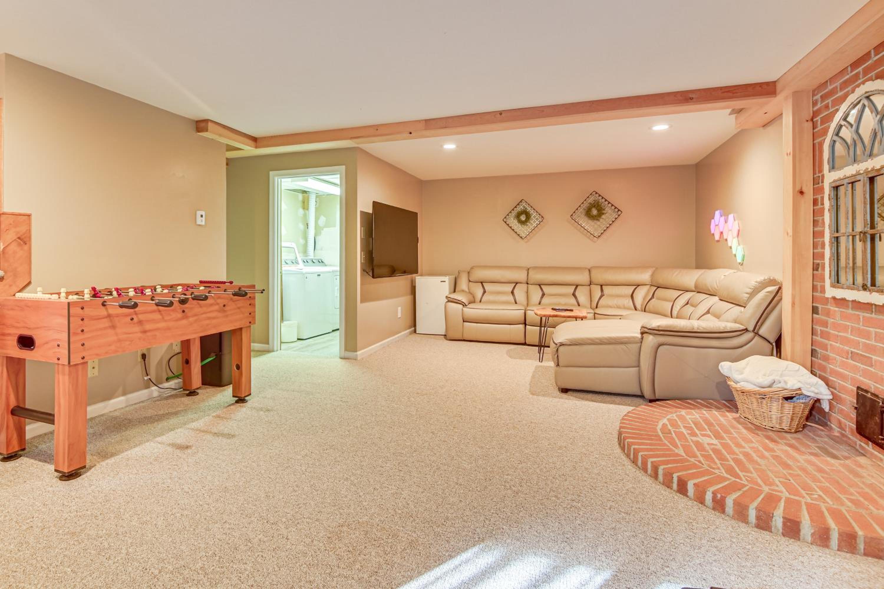 Hike, Leaf-Peep, Ski Hideaway with Private Hot Tub!