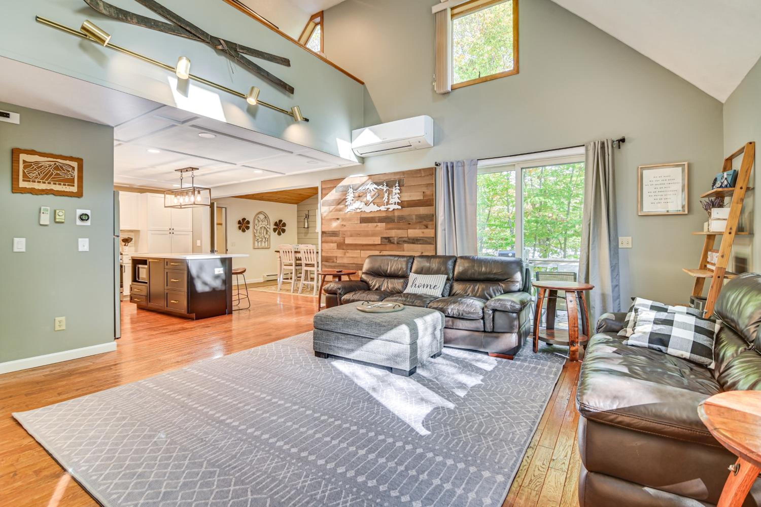 Hike, Leaf-Peep, Ski Hideaway with Private Hot Tub!