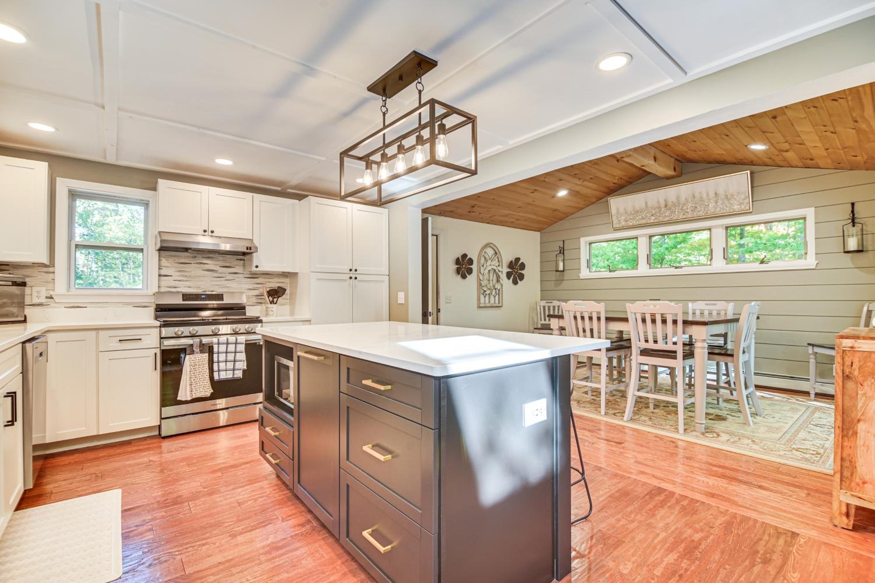 Hike, Leaf-Peep, Ski Hideaway with Private Hot Tub!