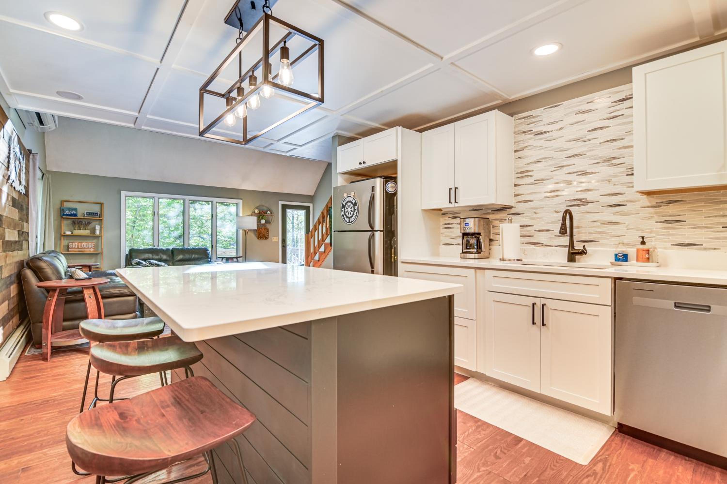 Hike, Leaf-Peep, Ski Hideaway with Private Hot Tub!