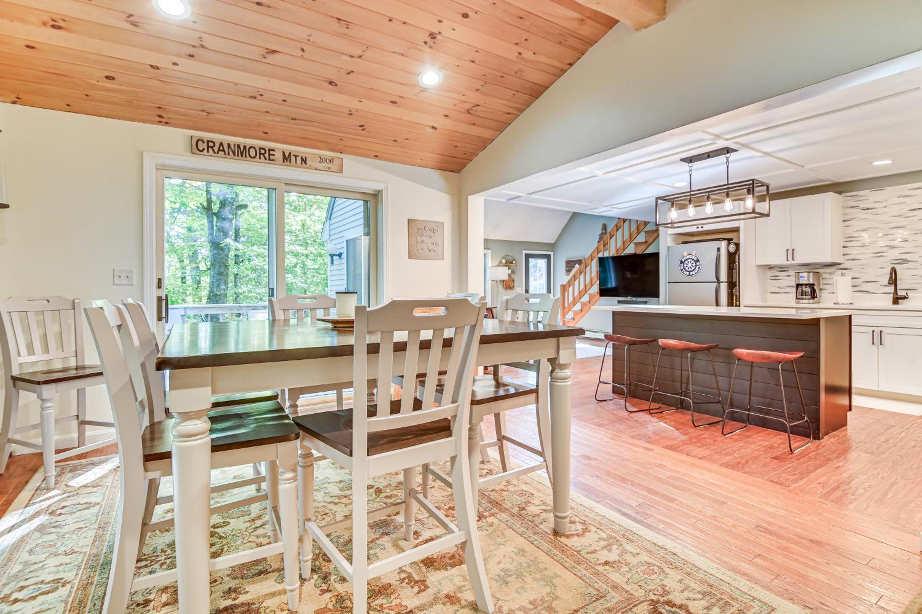 Hike, Leaf-Peep, Ski Hideaway with Private Hot Tub!
