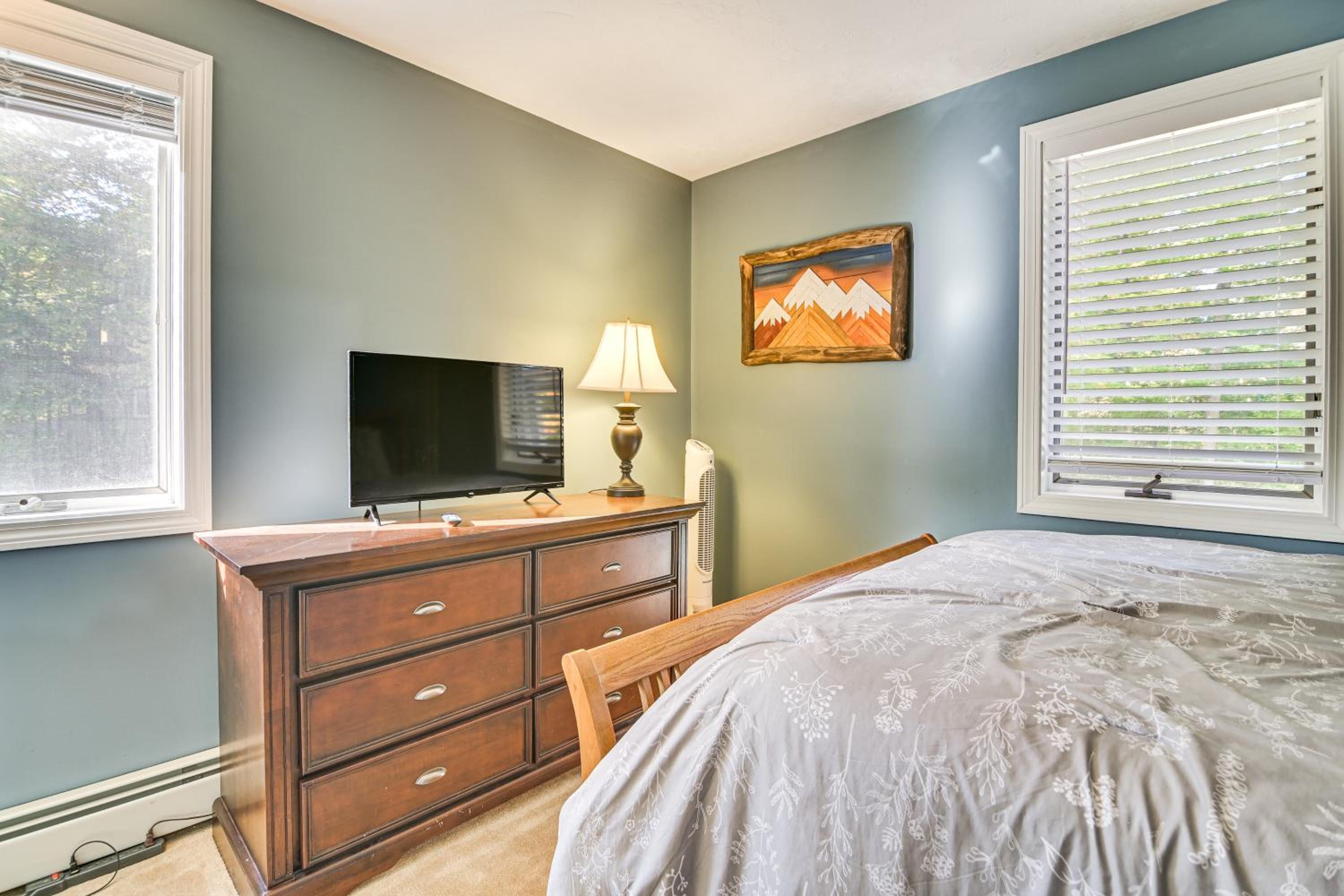 Hike, Leaf-Peep, Ski Hideaway with Private Hot Tub!