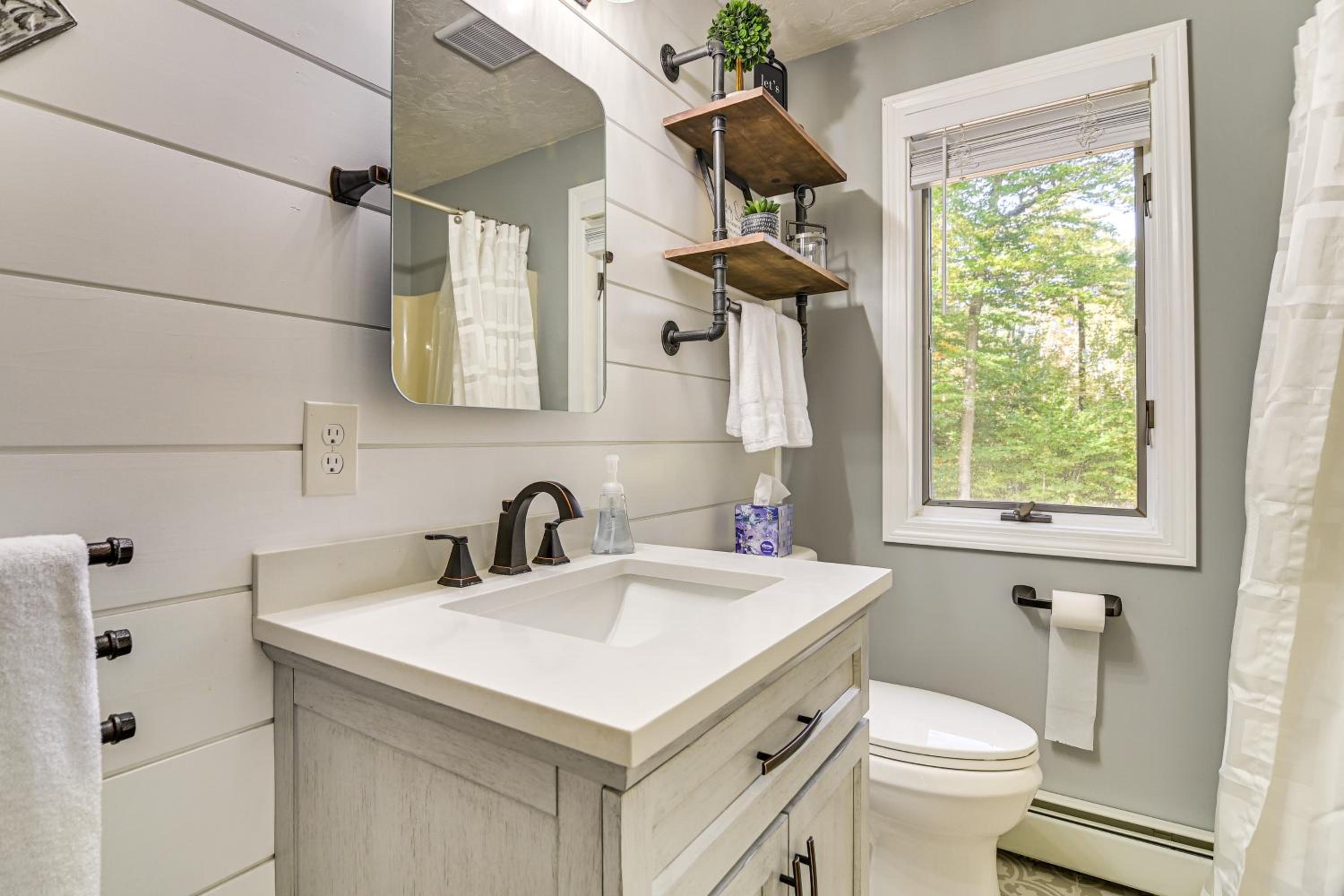 Hike, Leaf-Peep, Ski Hideaway with Private Hot Tub!