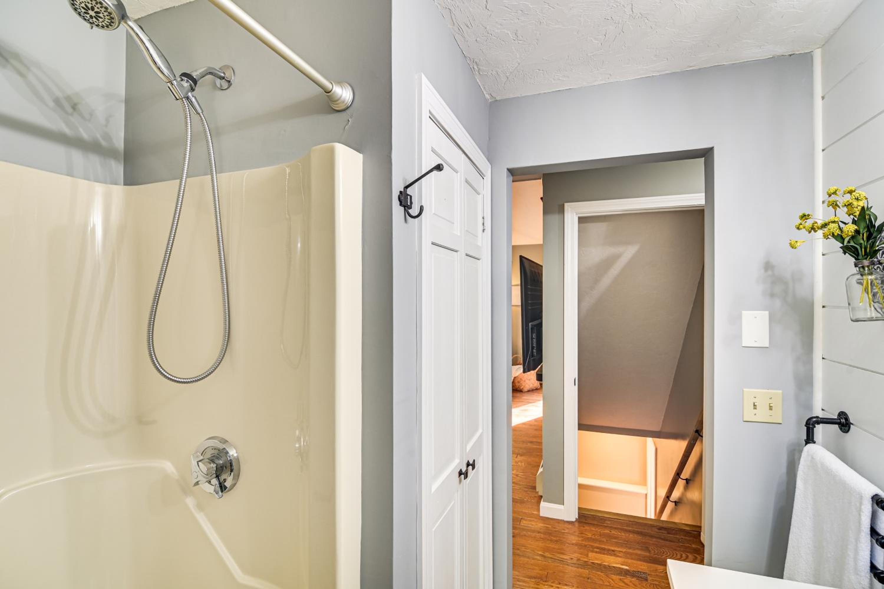 Hike, Leaf-Peep, Ski Hideaway with Private Hot Tub!
