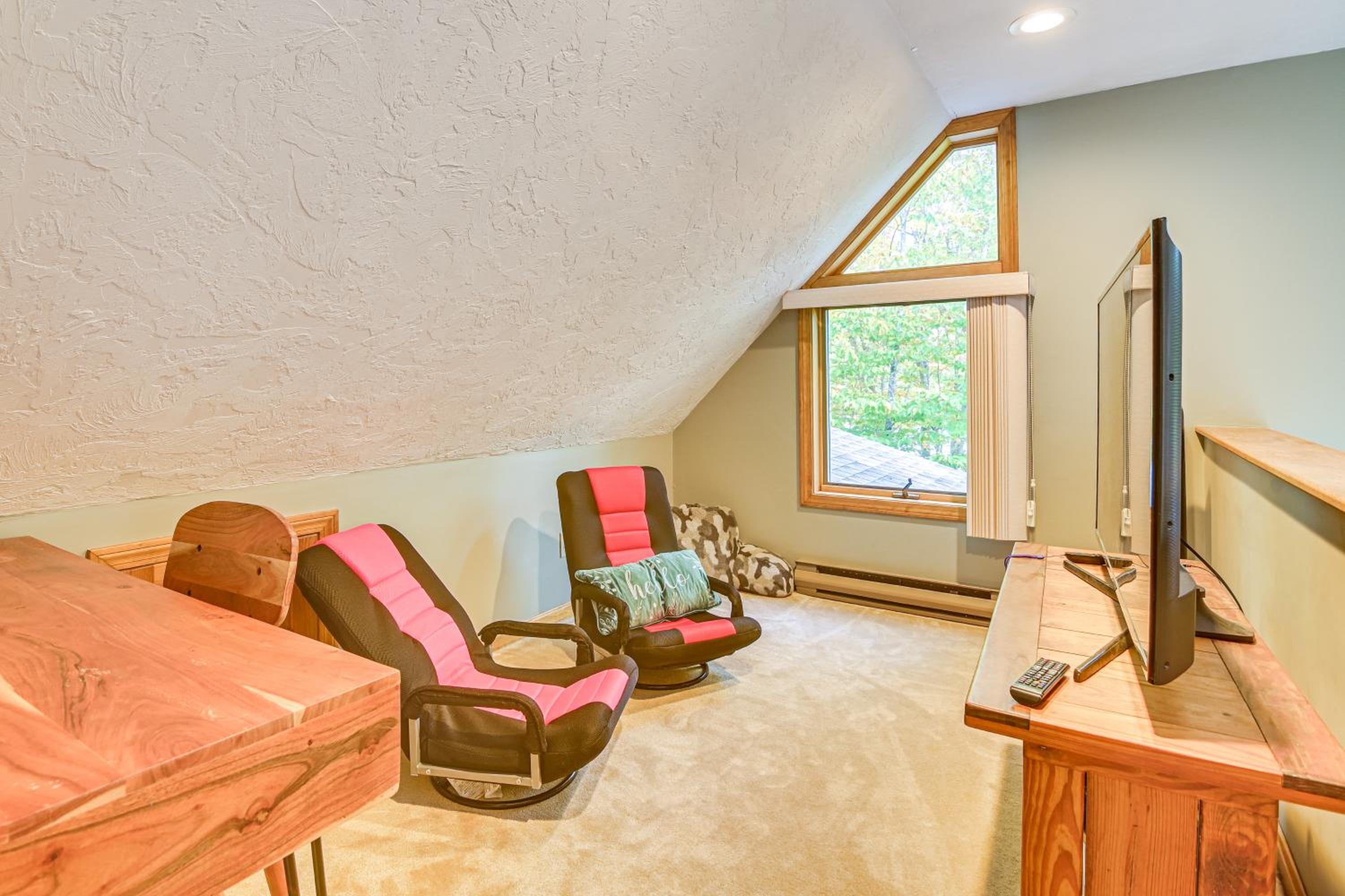 Hike, Leaf-Peep, Ski Hideaway with Private Hot Tub!