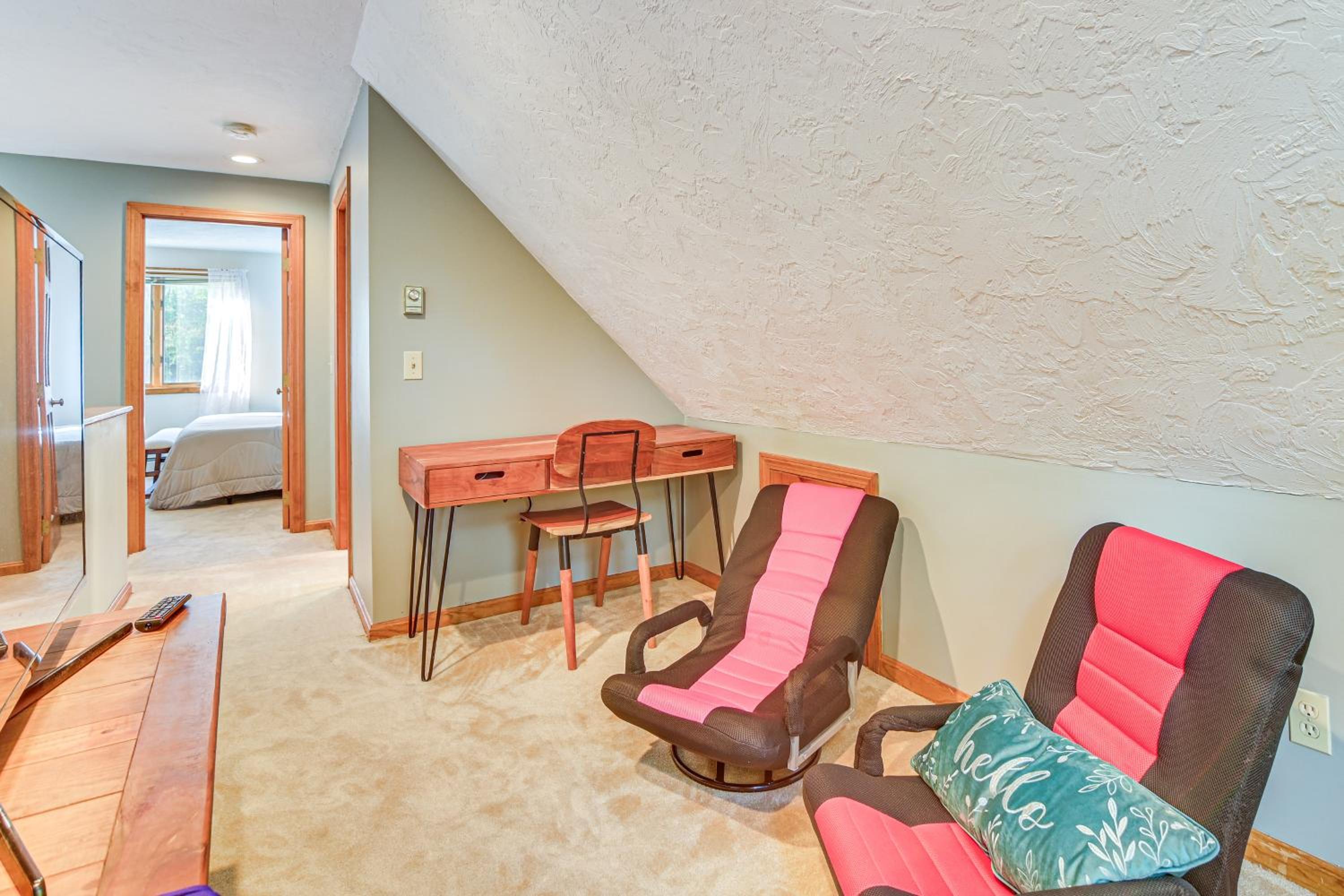 Hike, Leaf-Peep, Ski Hideaway with Private Hot Tub!
