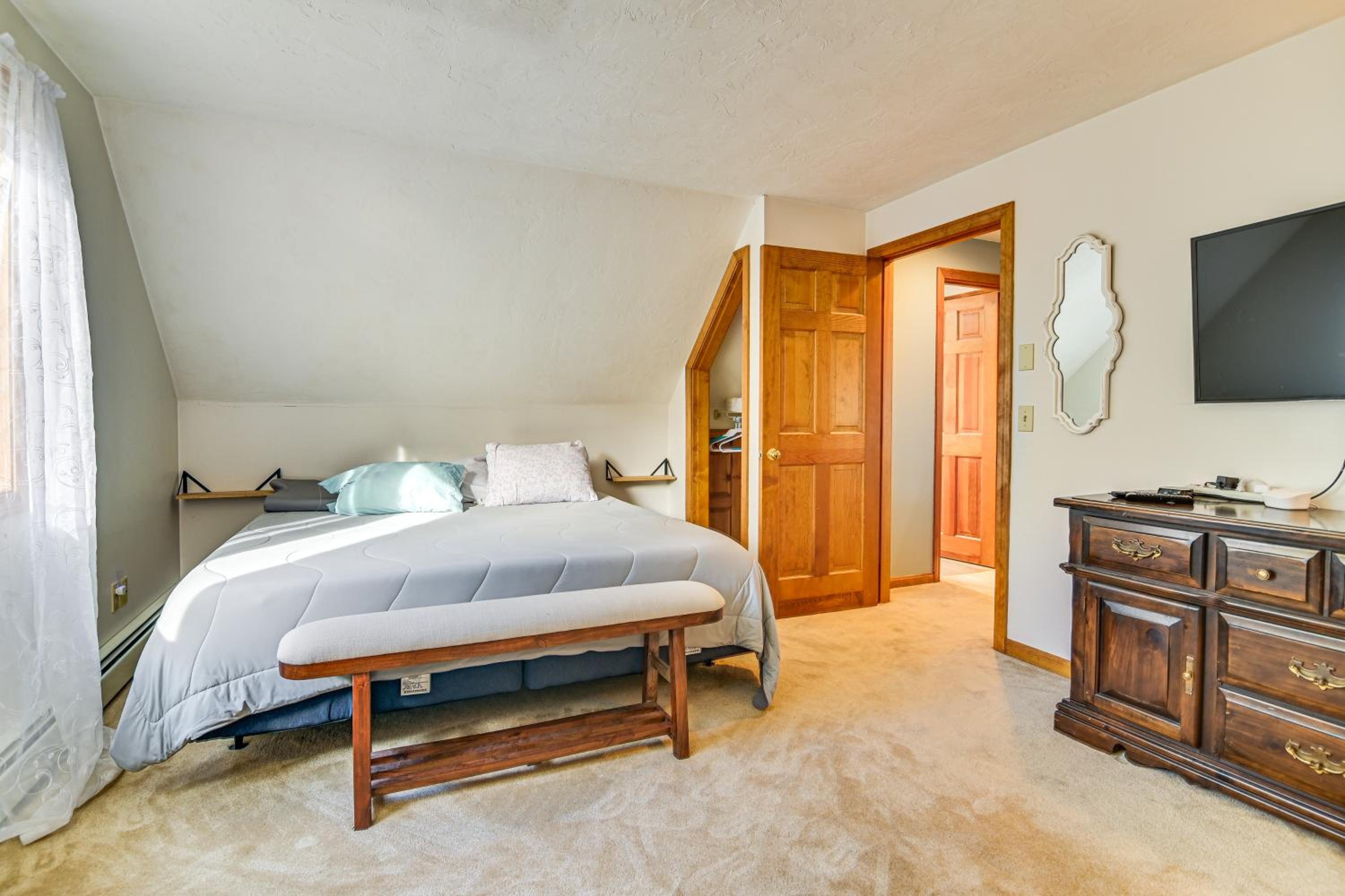 Hike, Leaf-Peep, Ski Hideaway with Private Hot Tub!