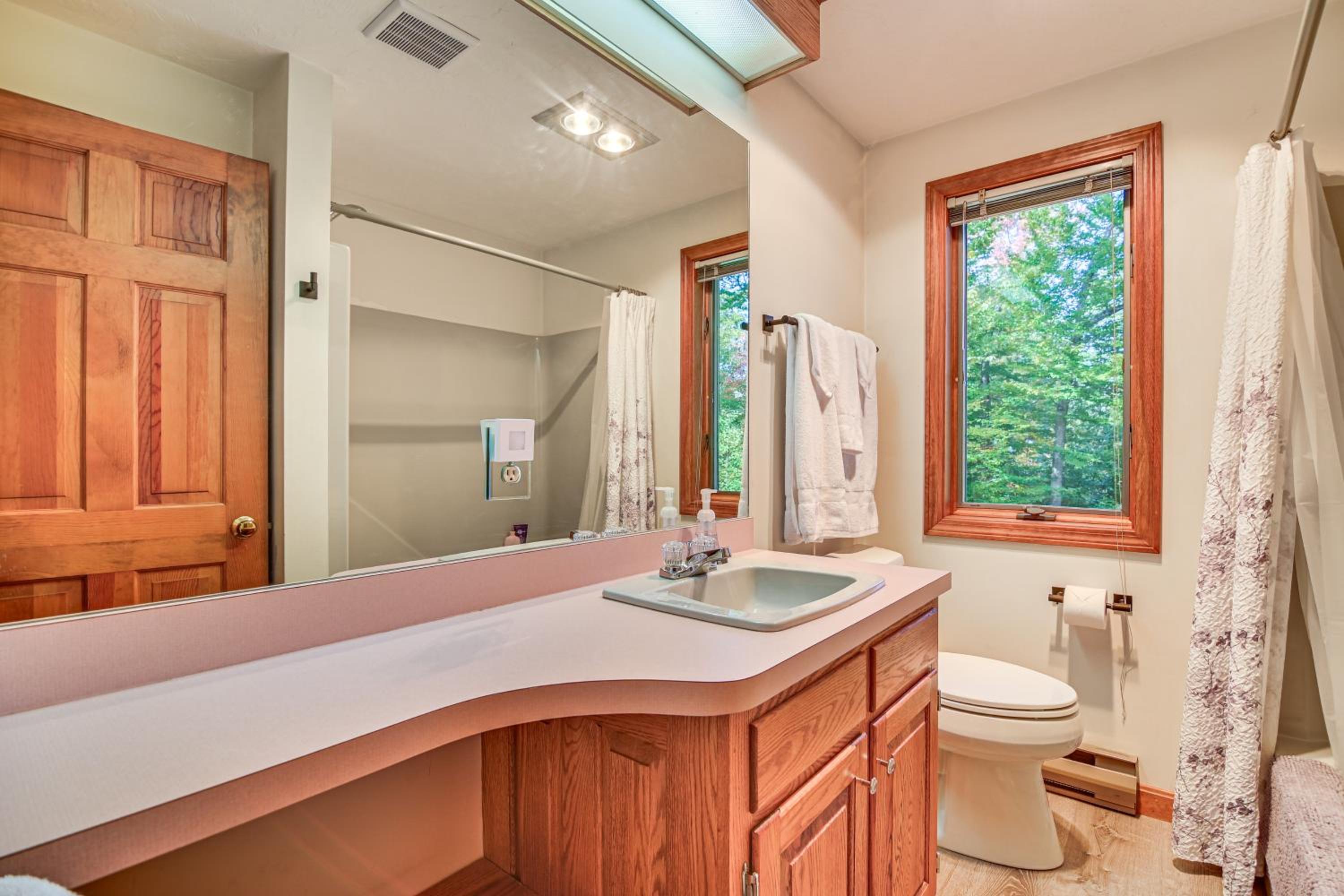 Hike, Leaf-Peep, Ski Hideaway with Private Hot Tub!