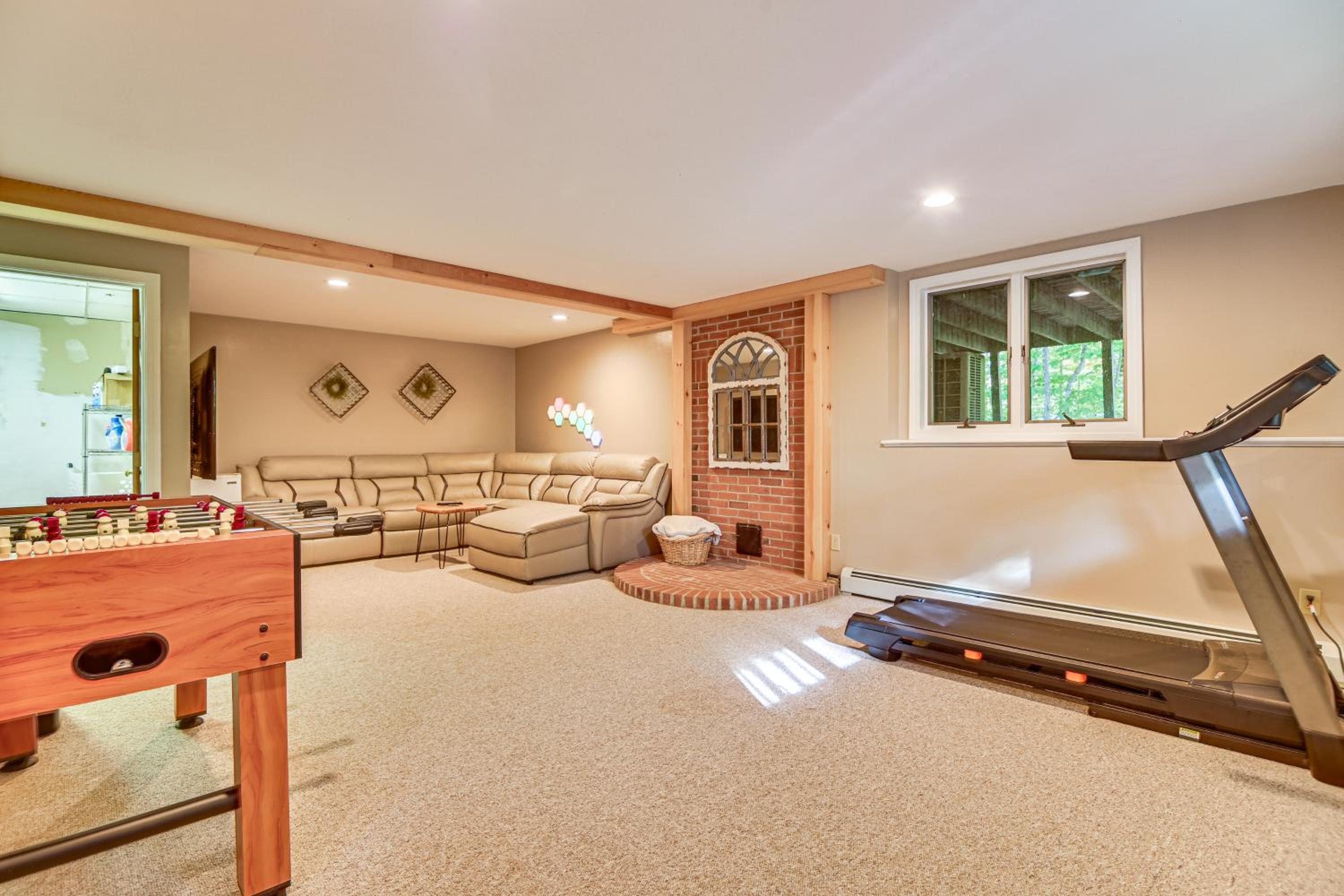 Hike, Leaf-Peep, Ski Hideaway with Private Hot Tub!