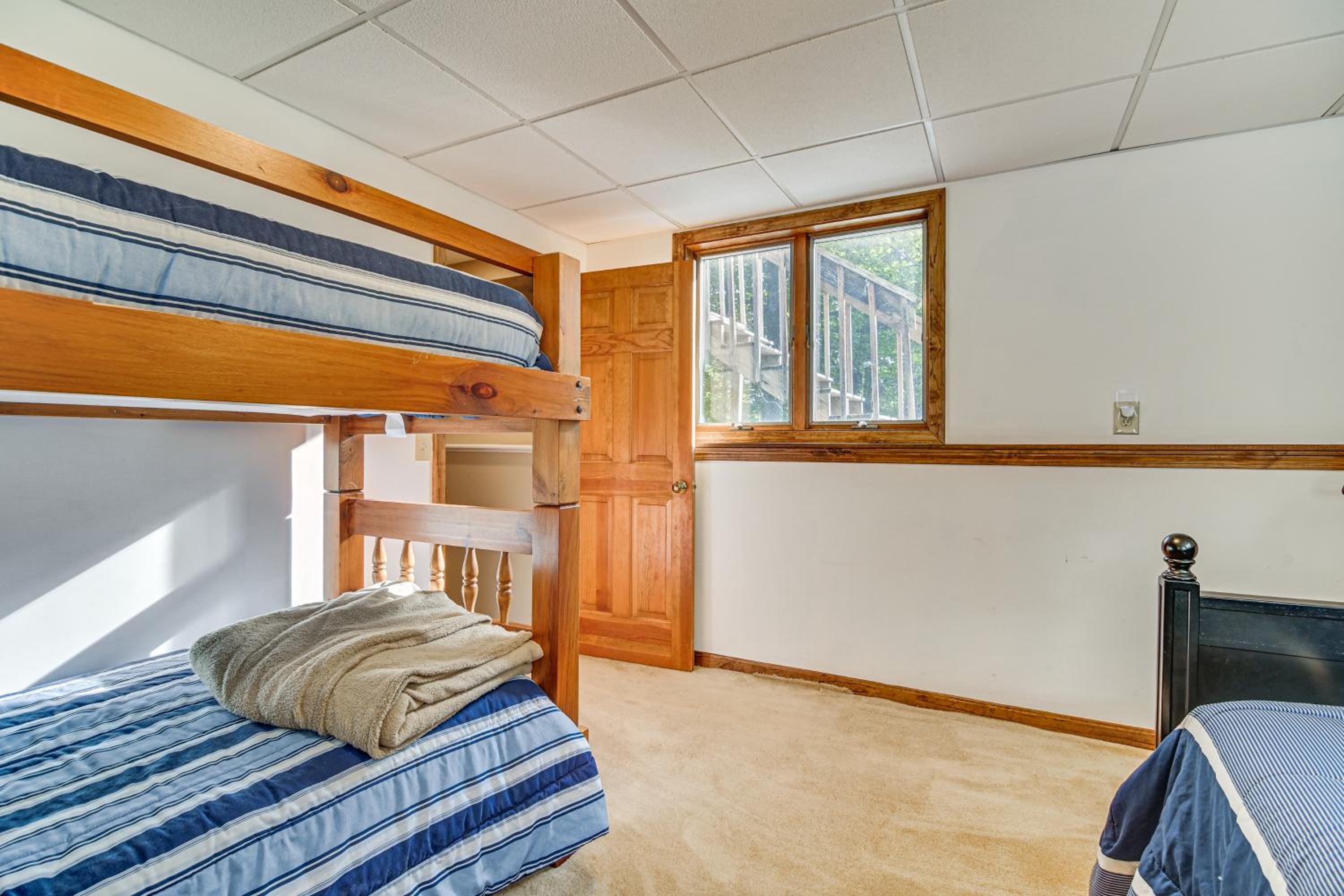 Hike, Leaf-Peep, Ski Hideaway with Private Hot Tub!
